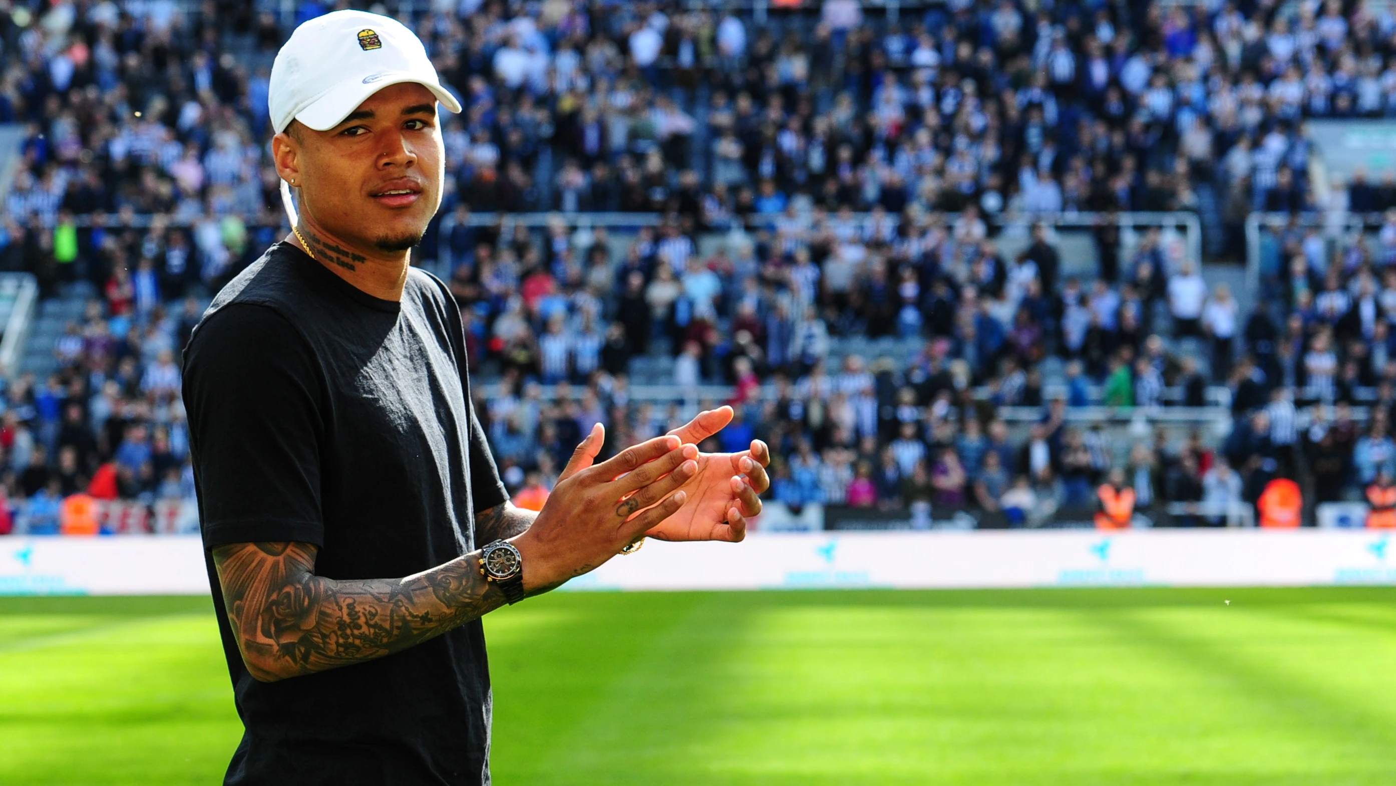 kenedy-applauds-fans