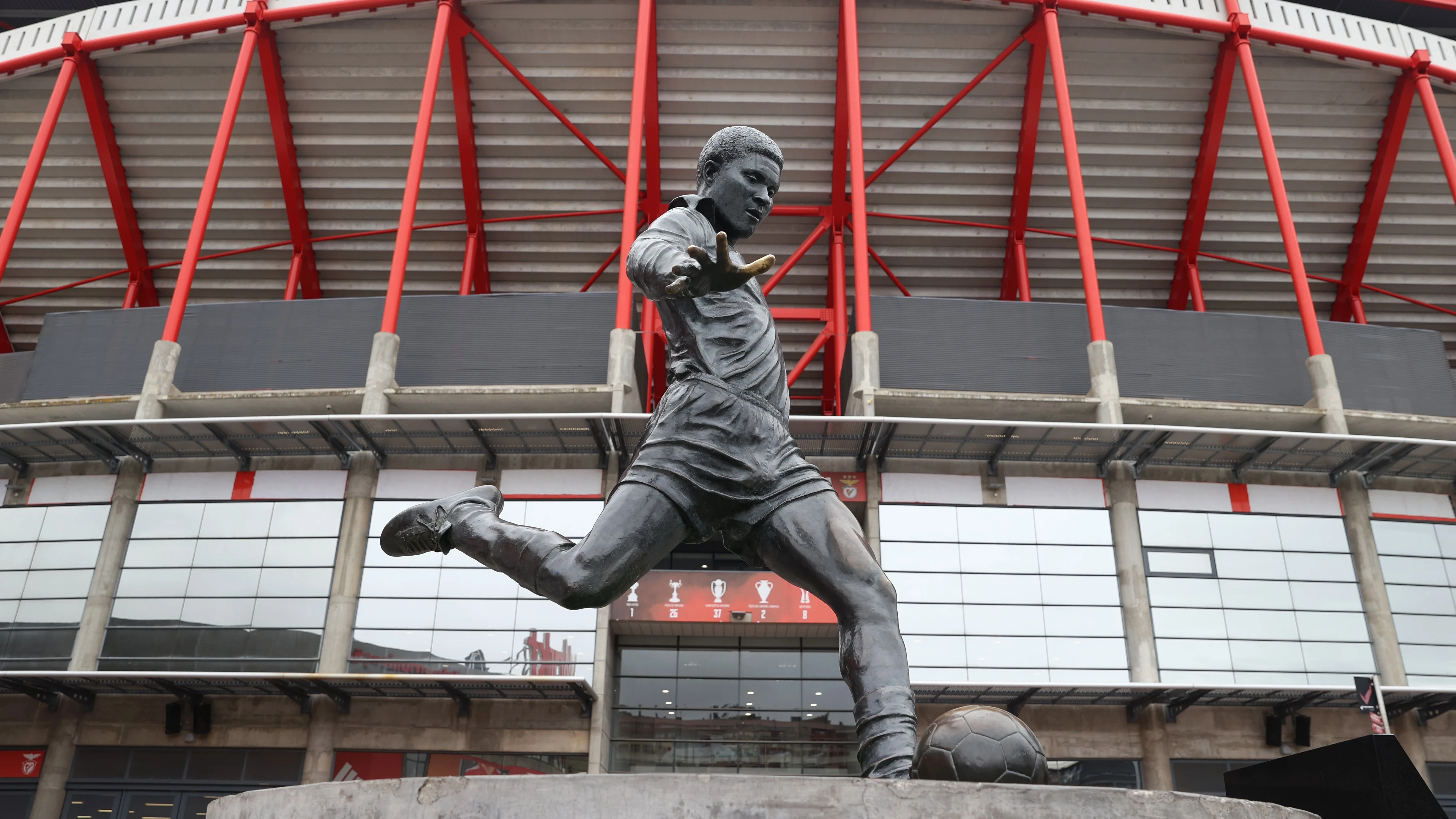 eusebio-statue-benfica