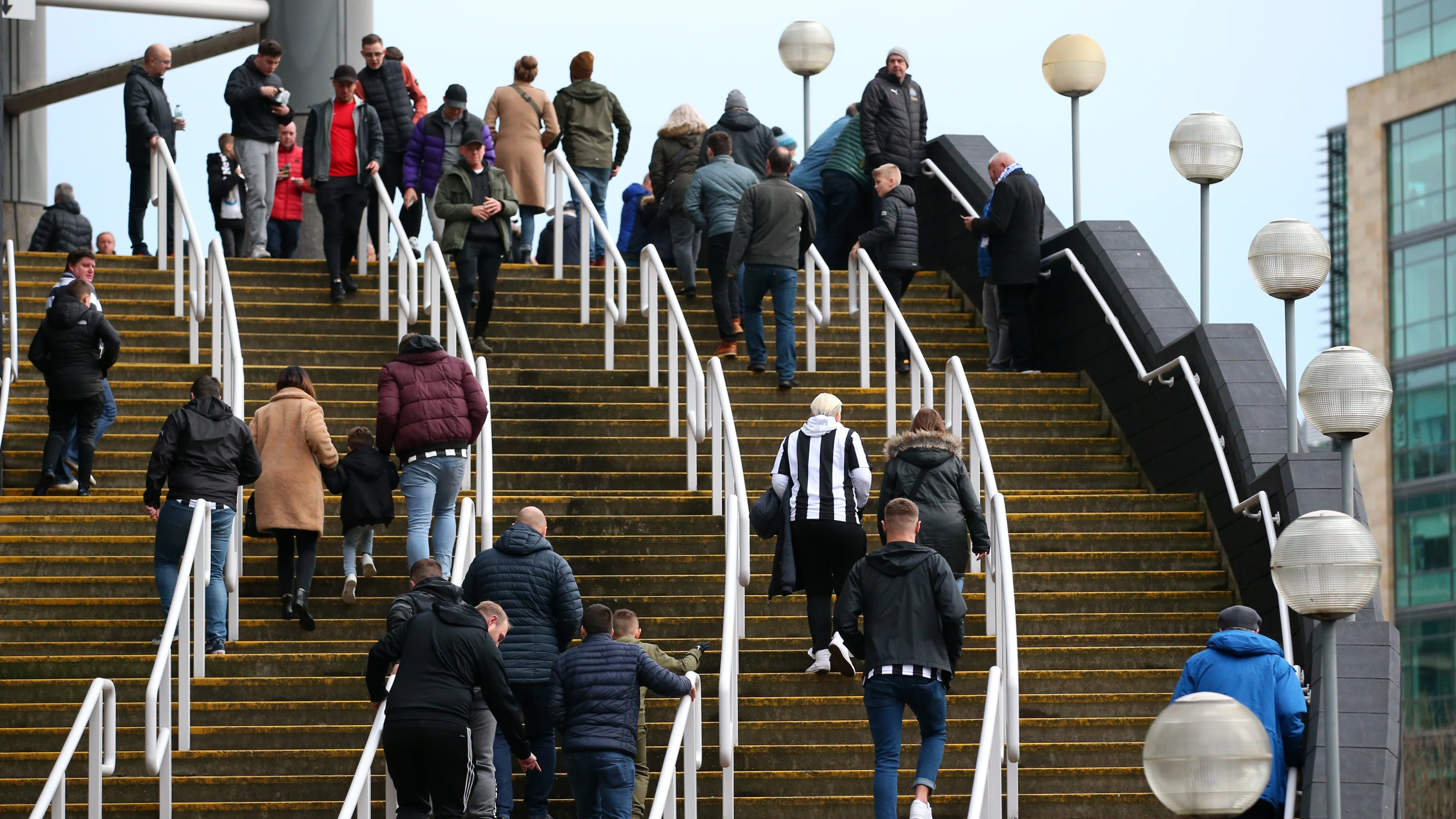 fans-arrive-steps-everton