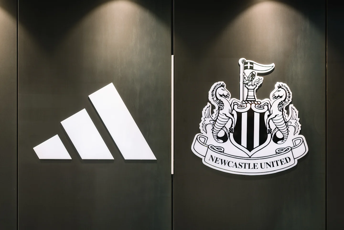 Spilla Newcastle United FC Street Sign Badge - Accessorio Per Tifosi, Da Appuntare A Giacca O Borsa