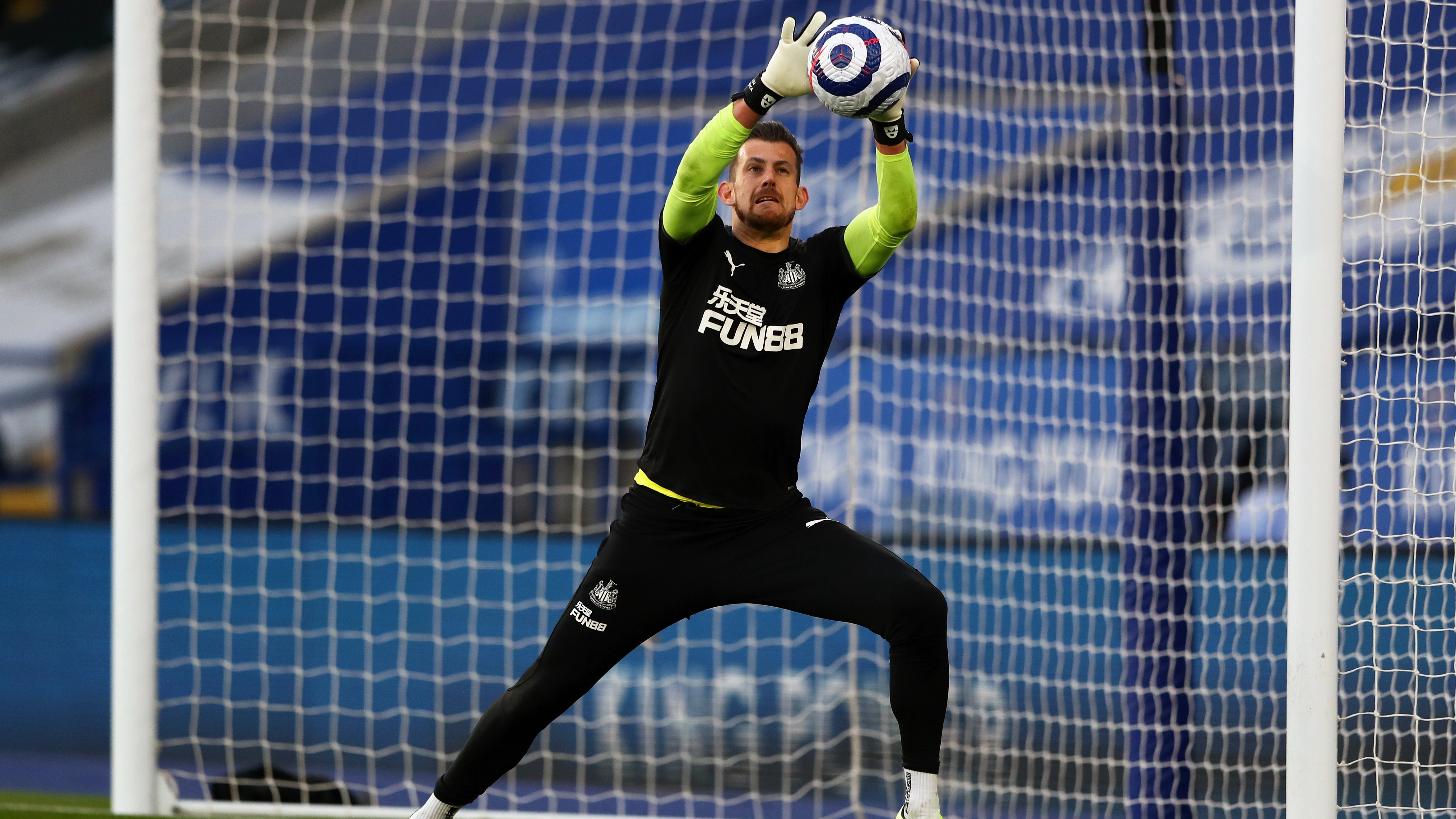 martin-dubravka-warm-up-leicester