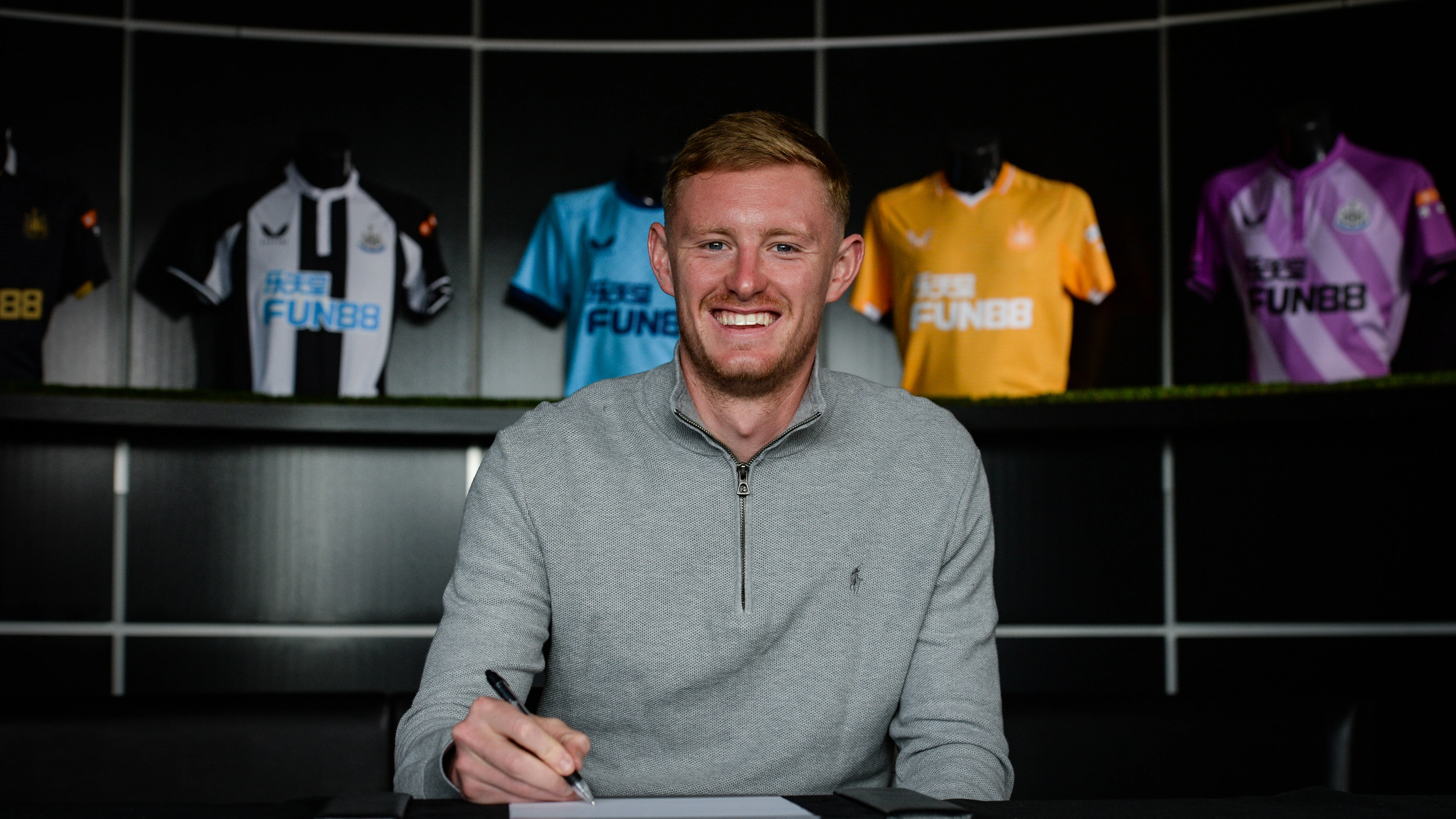 sean-longstaff-signs-new-contract