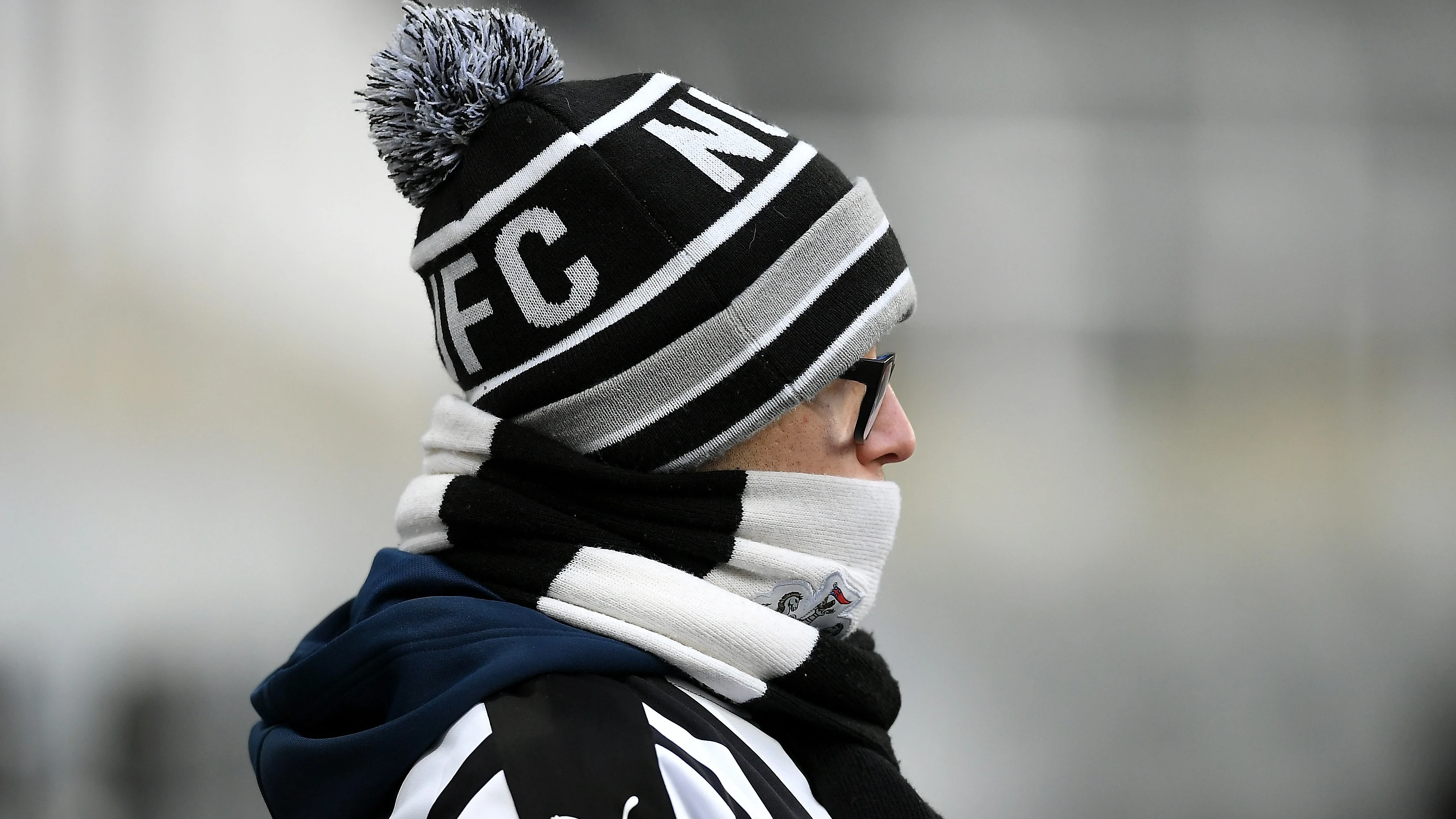 fan-bobble-hat