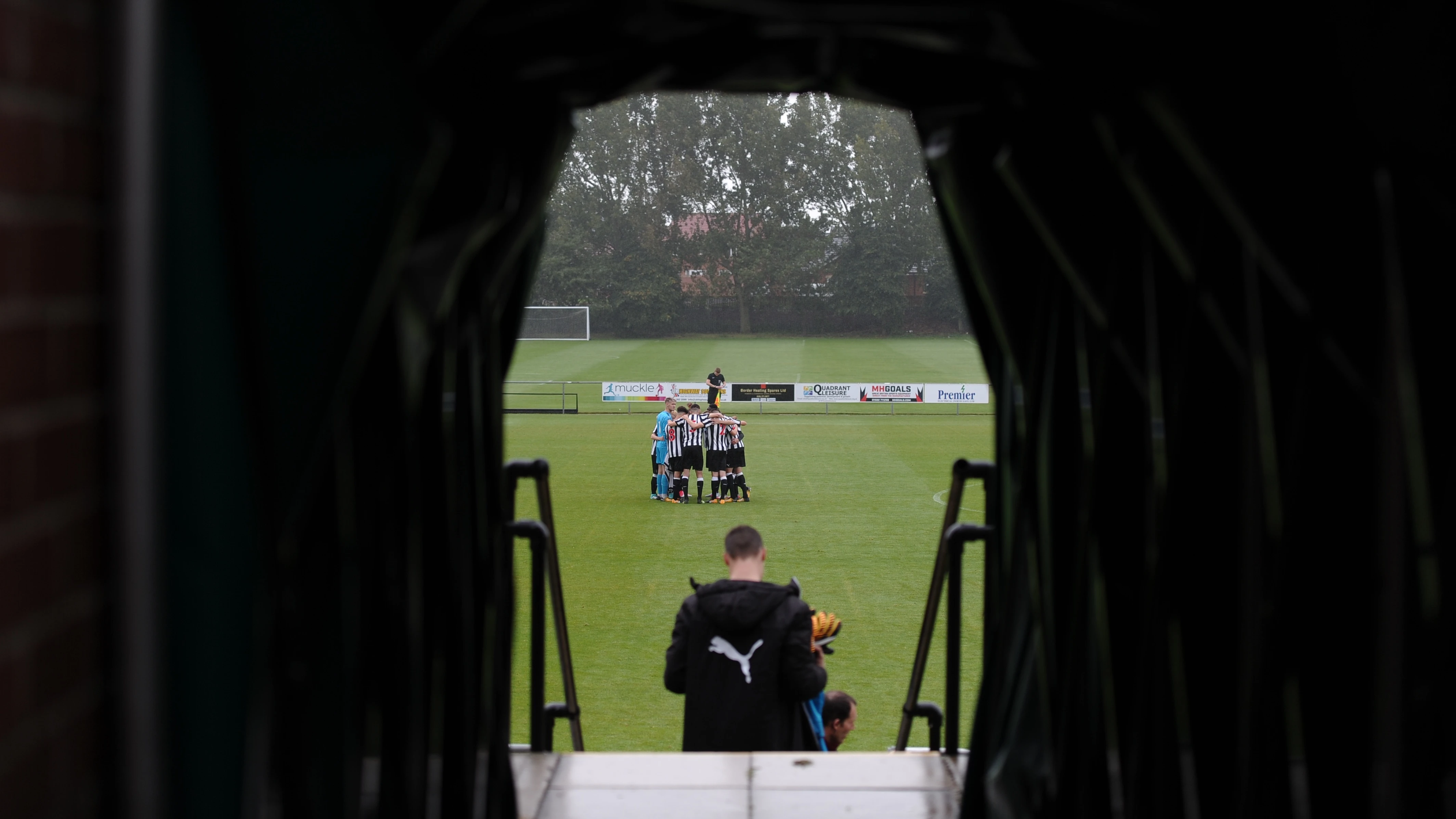 under-18s-huddle