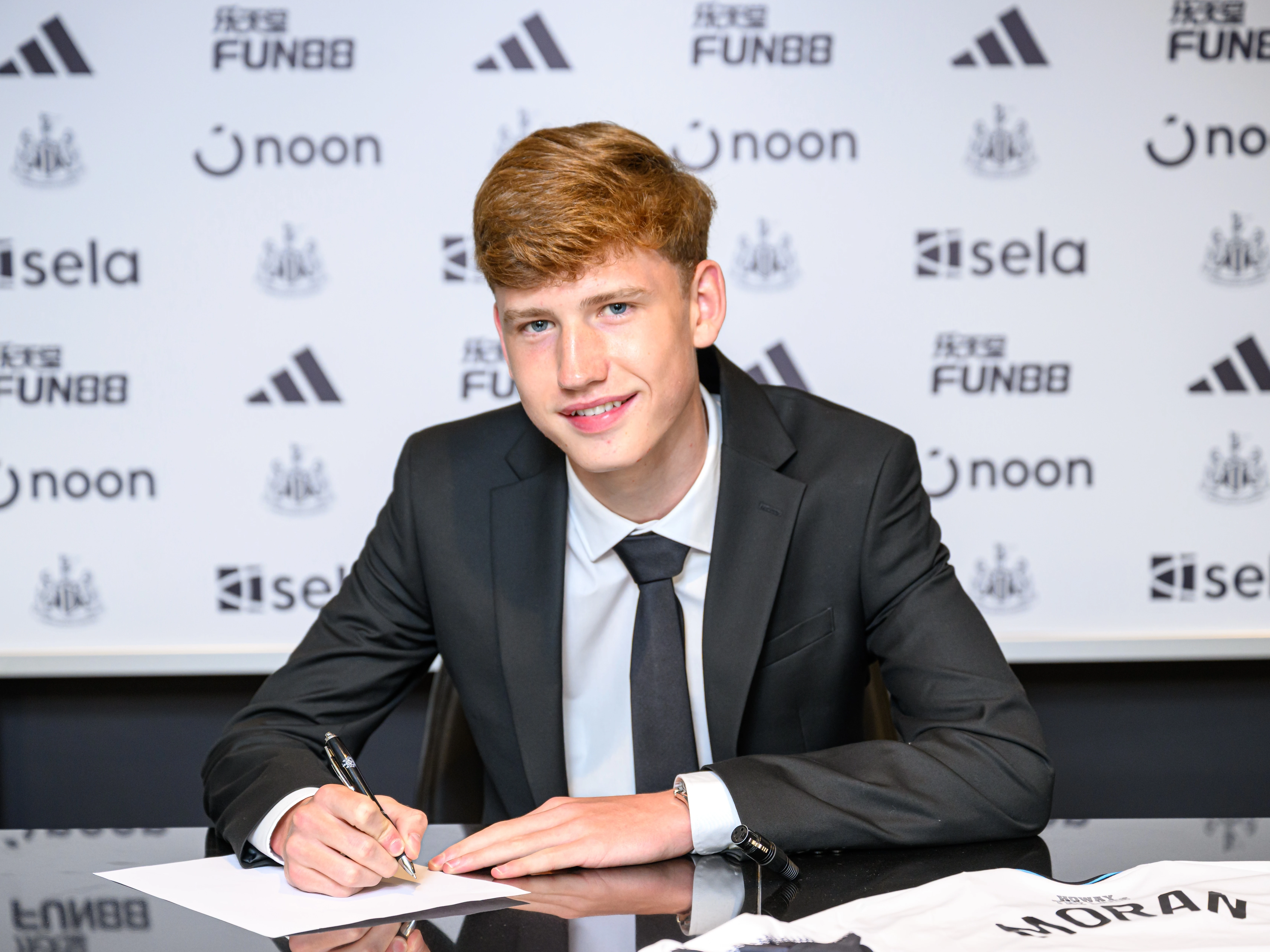 Thần đồng Isaac Moran ký hợp đồng với Newcastle