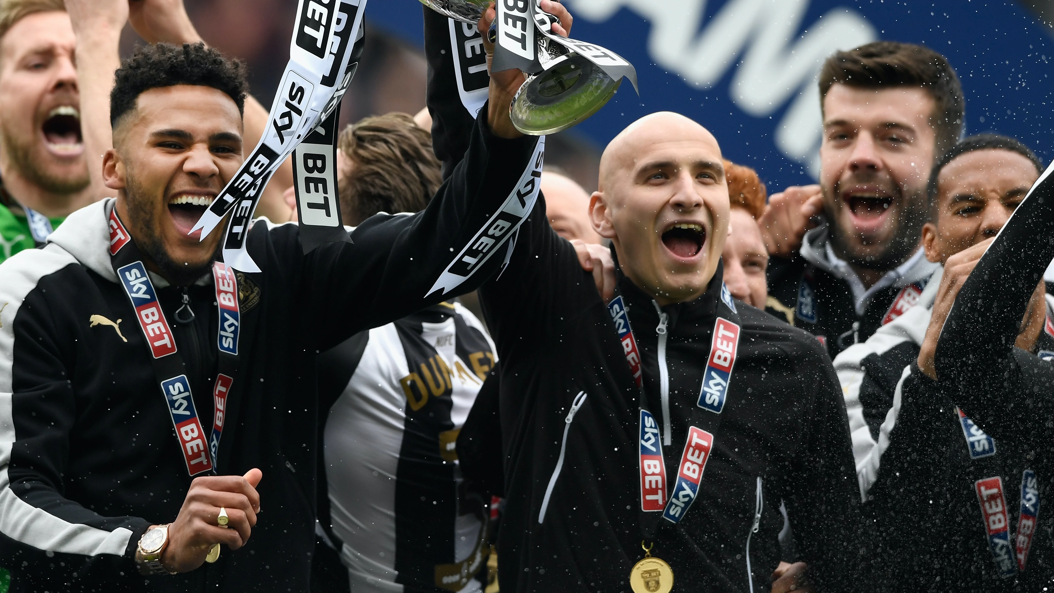 20200507-jonjo-shelvey-championship-trophy-lift