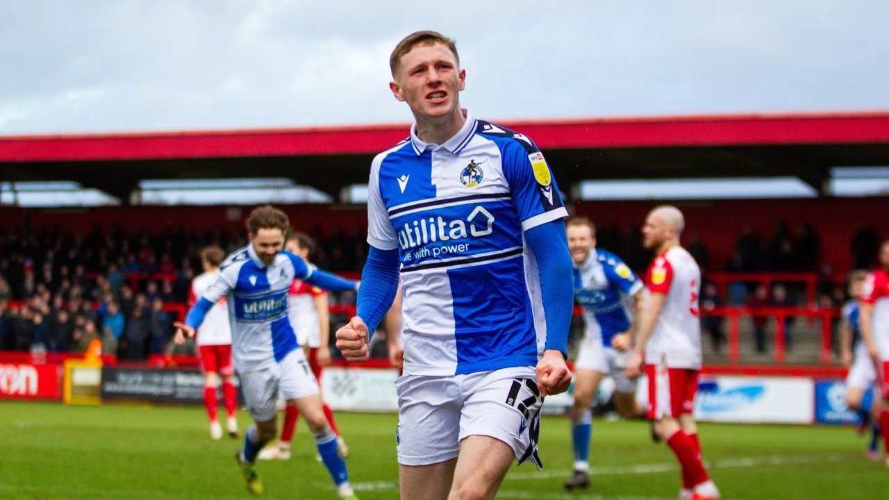 elliot-anderson-celebrates-bristol-rovers