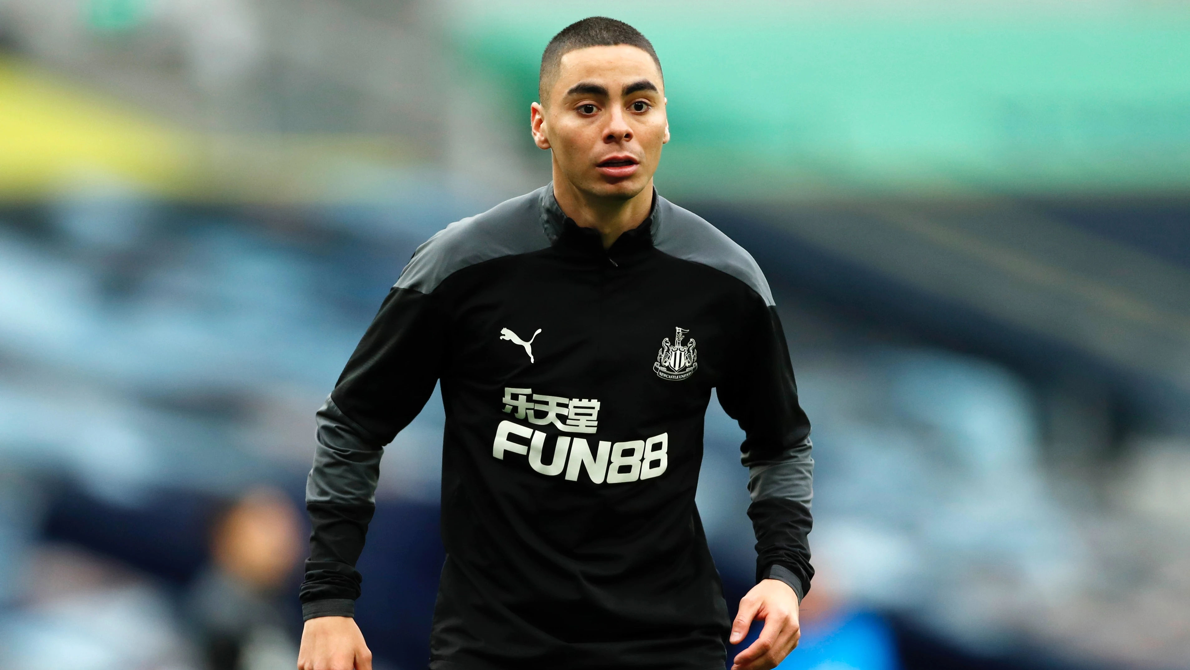 miguel-almiron-warm-up-tottenham