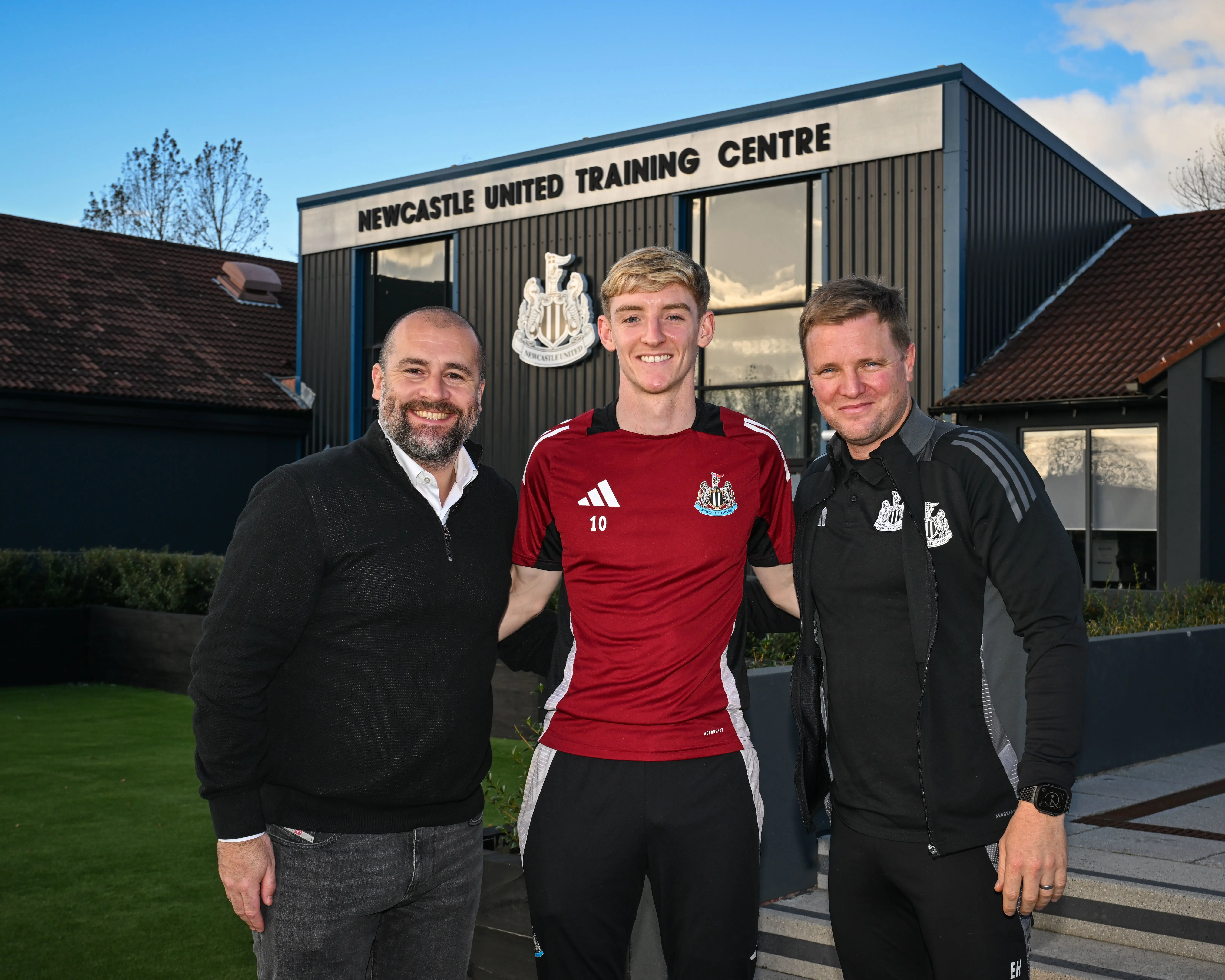 Anthony Gordon with Paul Mitchell and Eddie Howe