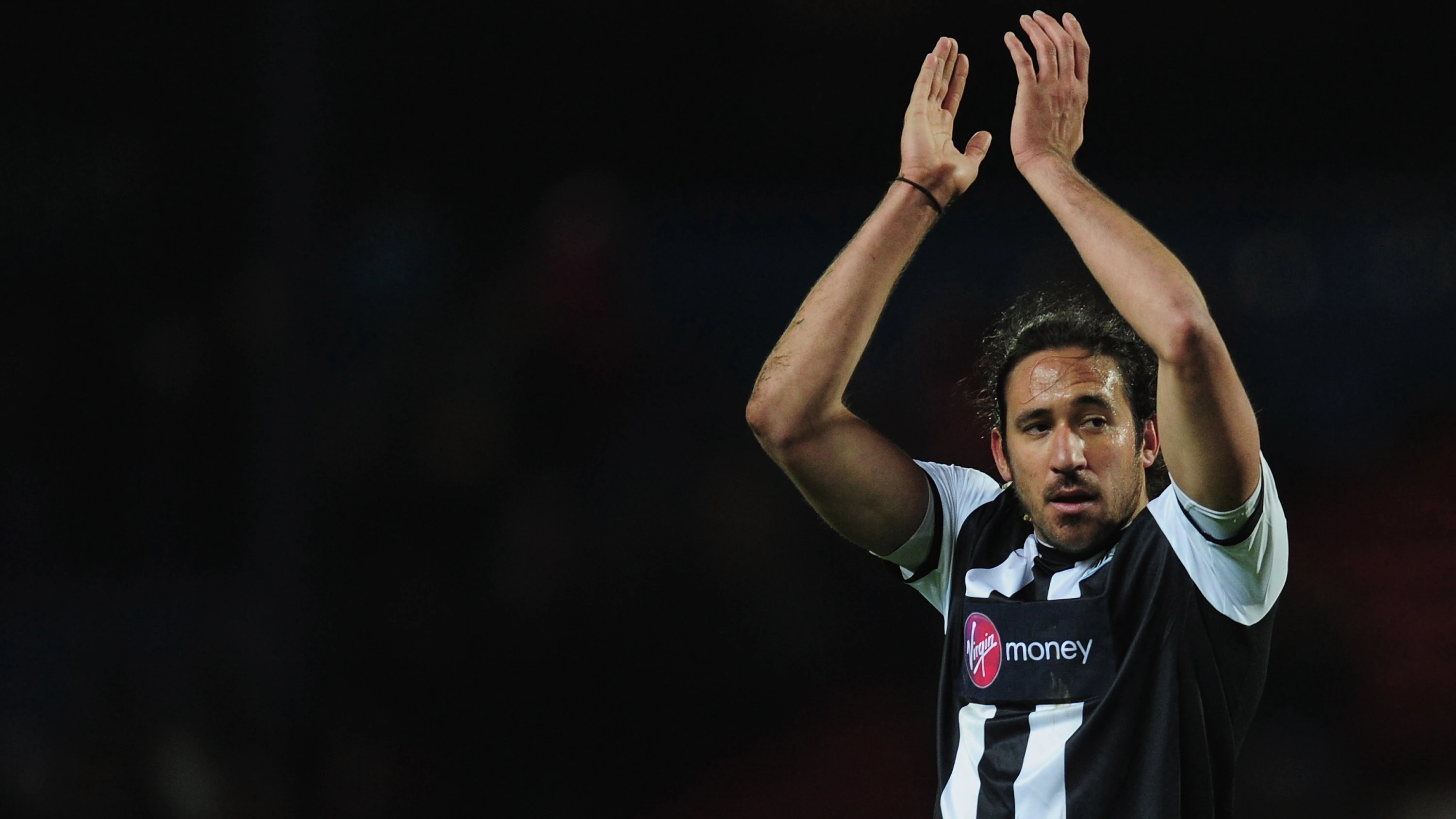 jonas-gutierrez-applauds-fans