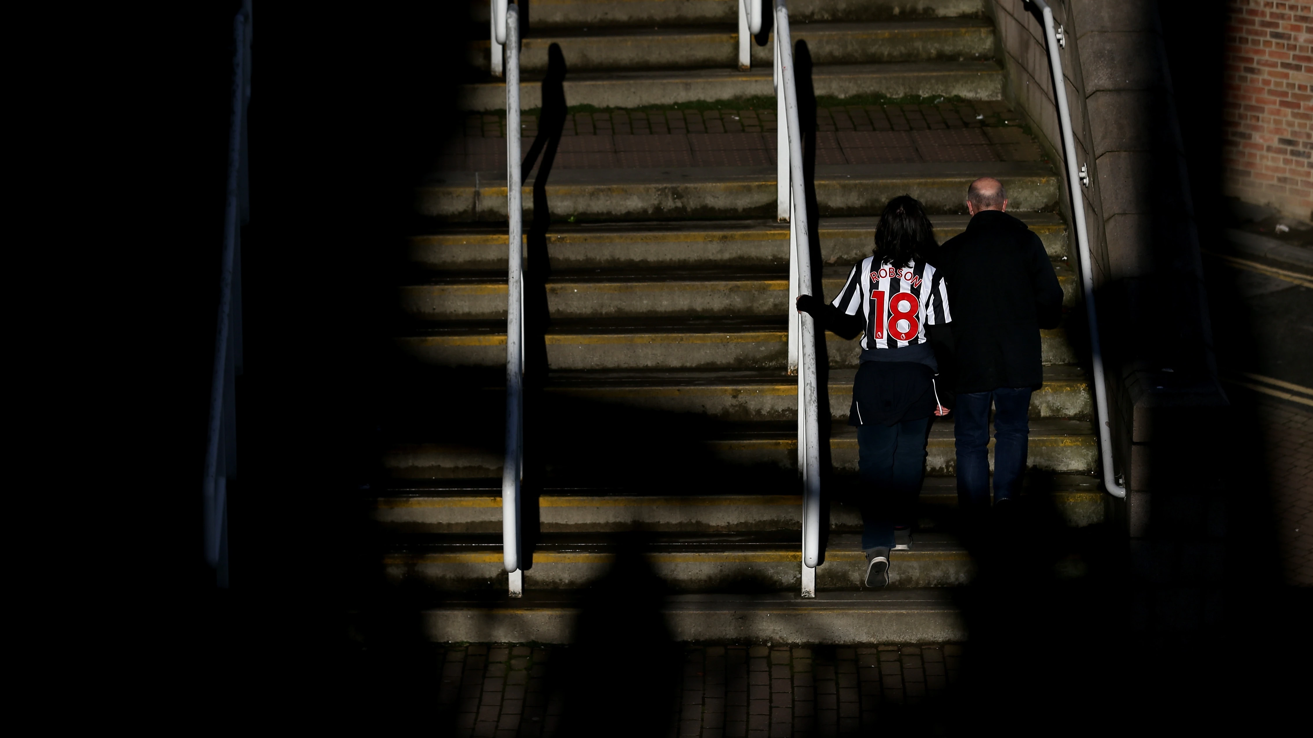 fans-walk-st-james-park