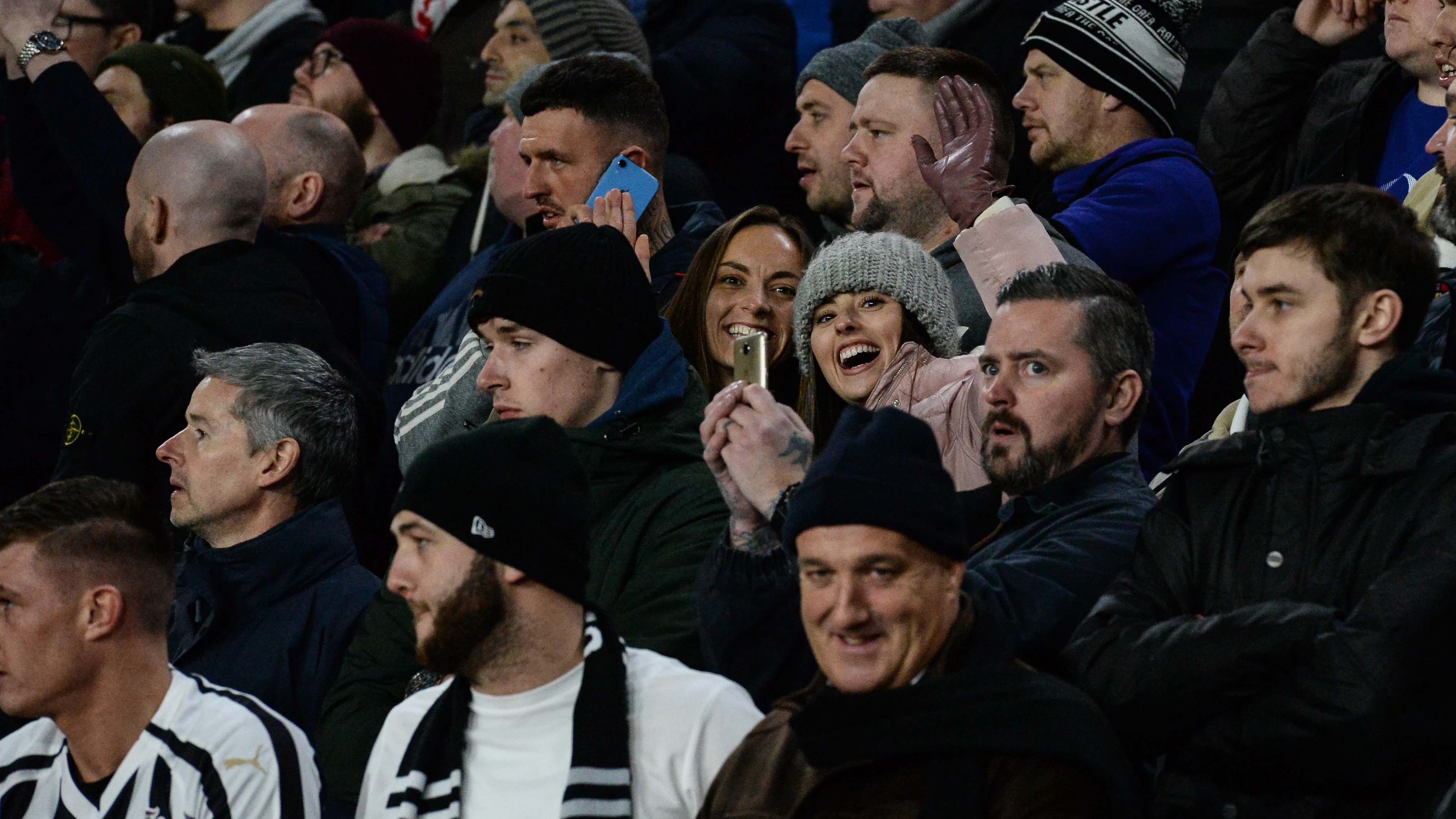 fans-wolves-molineux