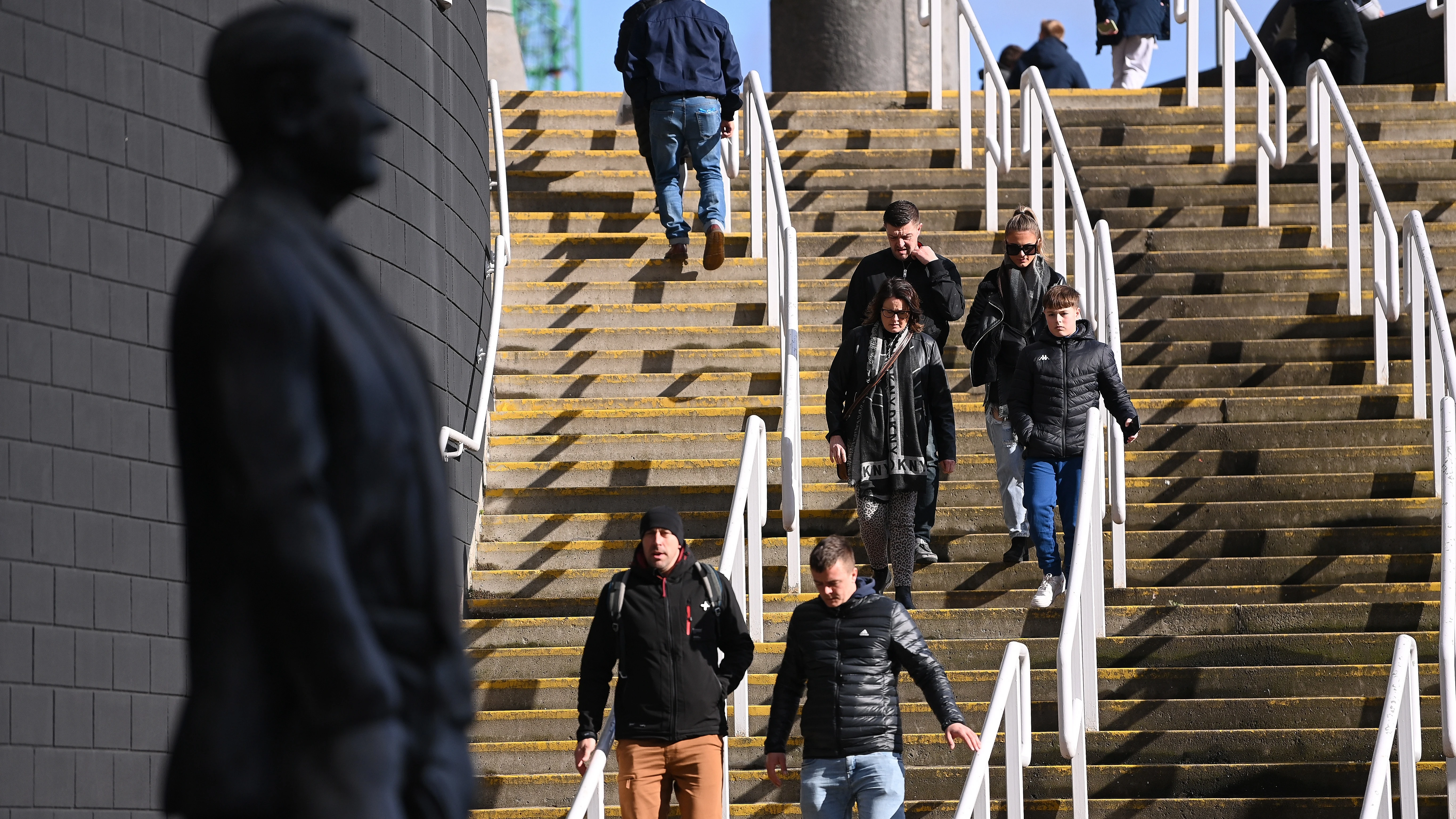 fans-steps-sir-bobby-robson-statue