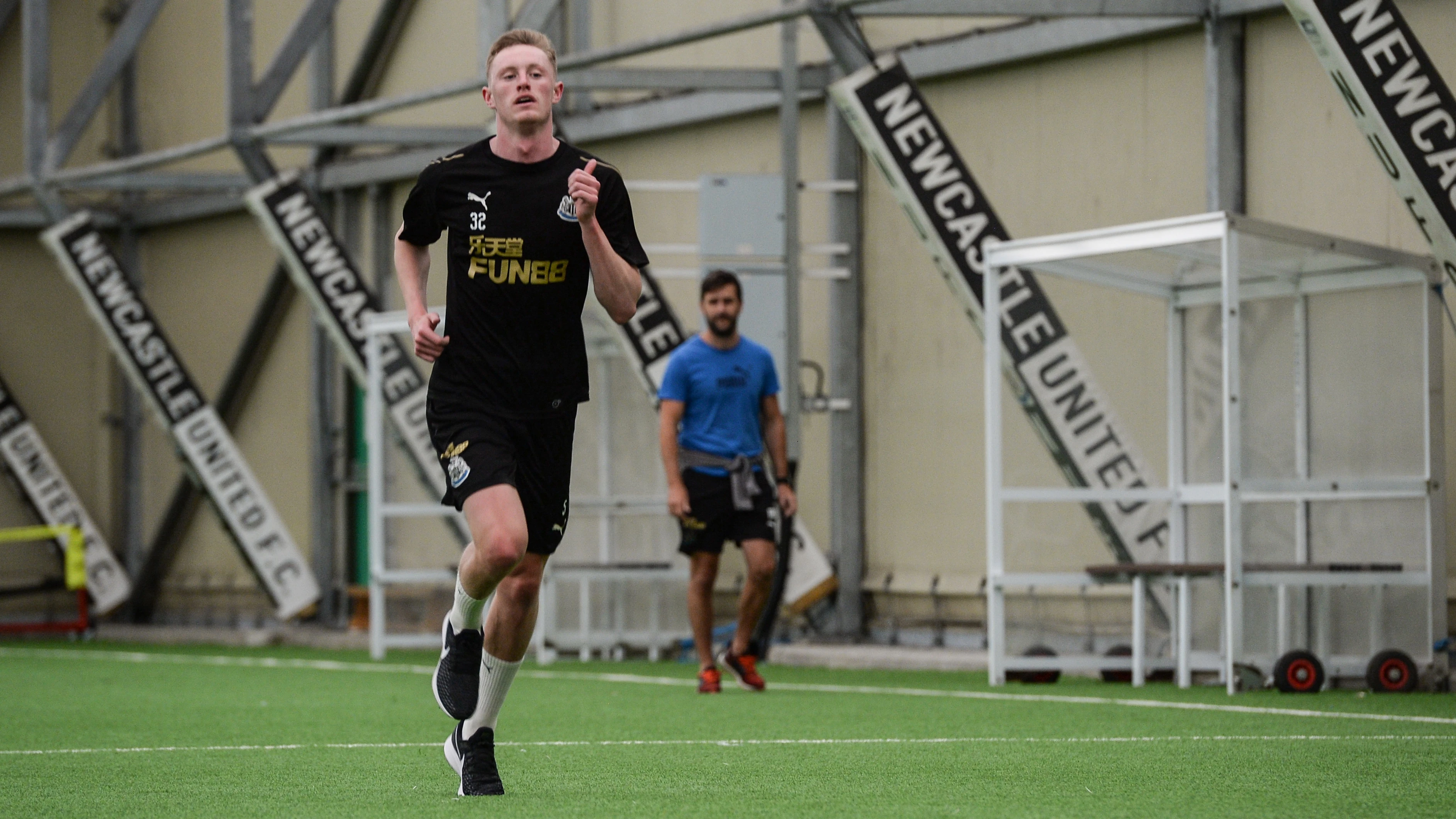 sean-longstaff-running-indoors