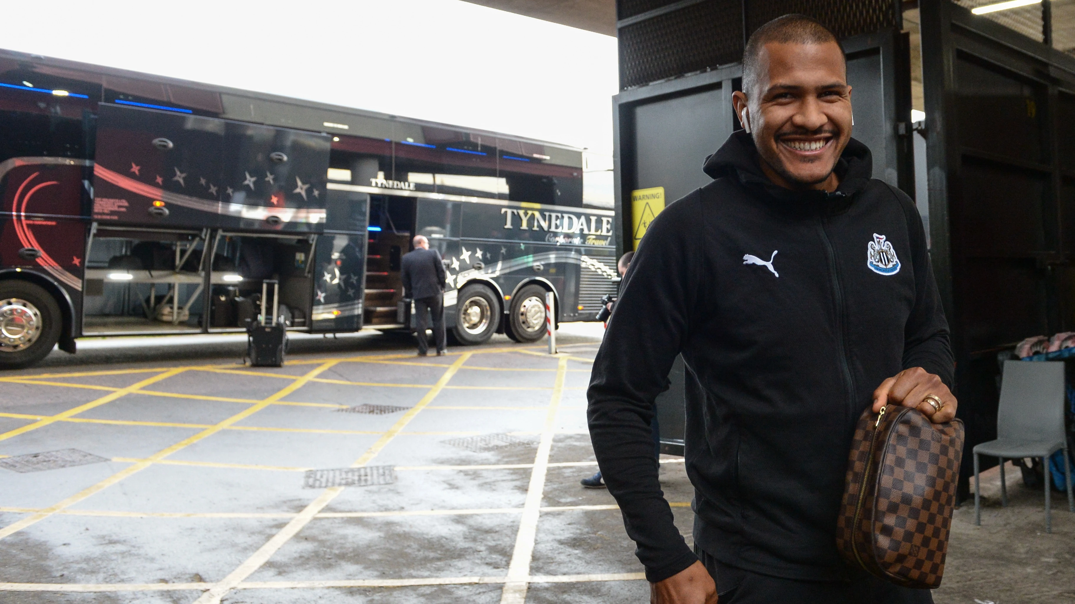 salomon-rondon-arrives-watford