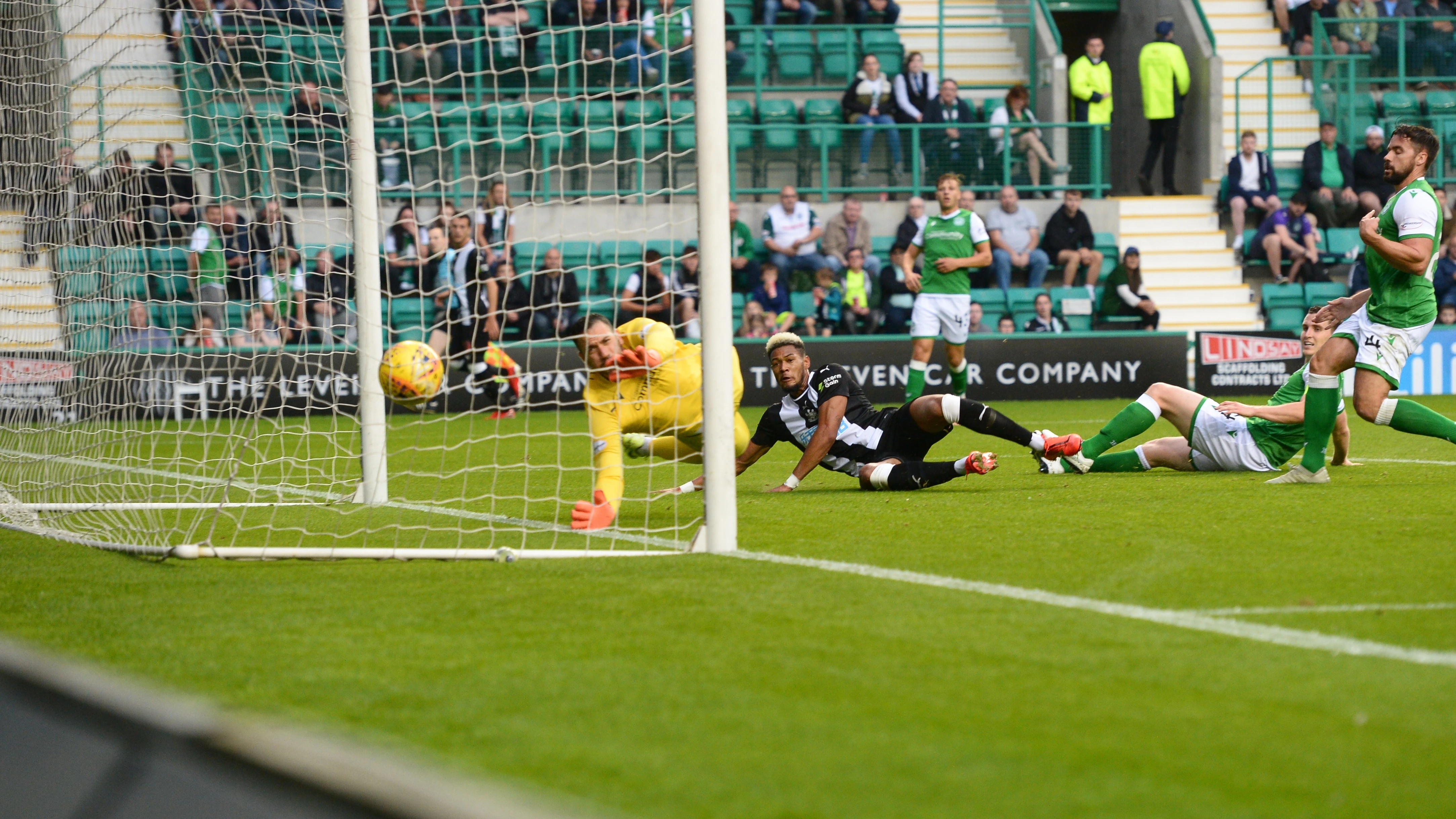 joelinton-scores-hibernian