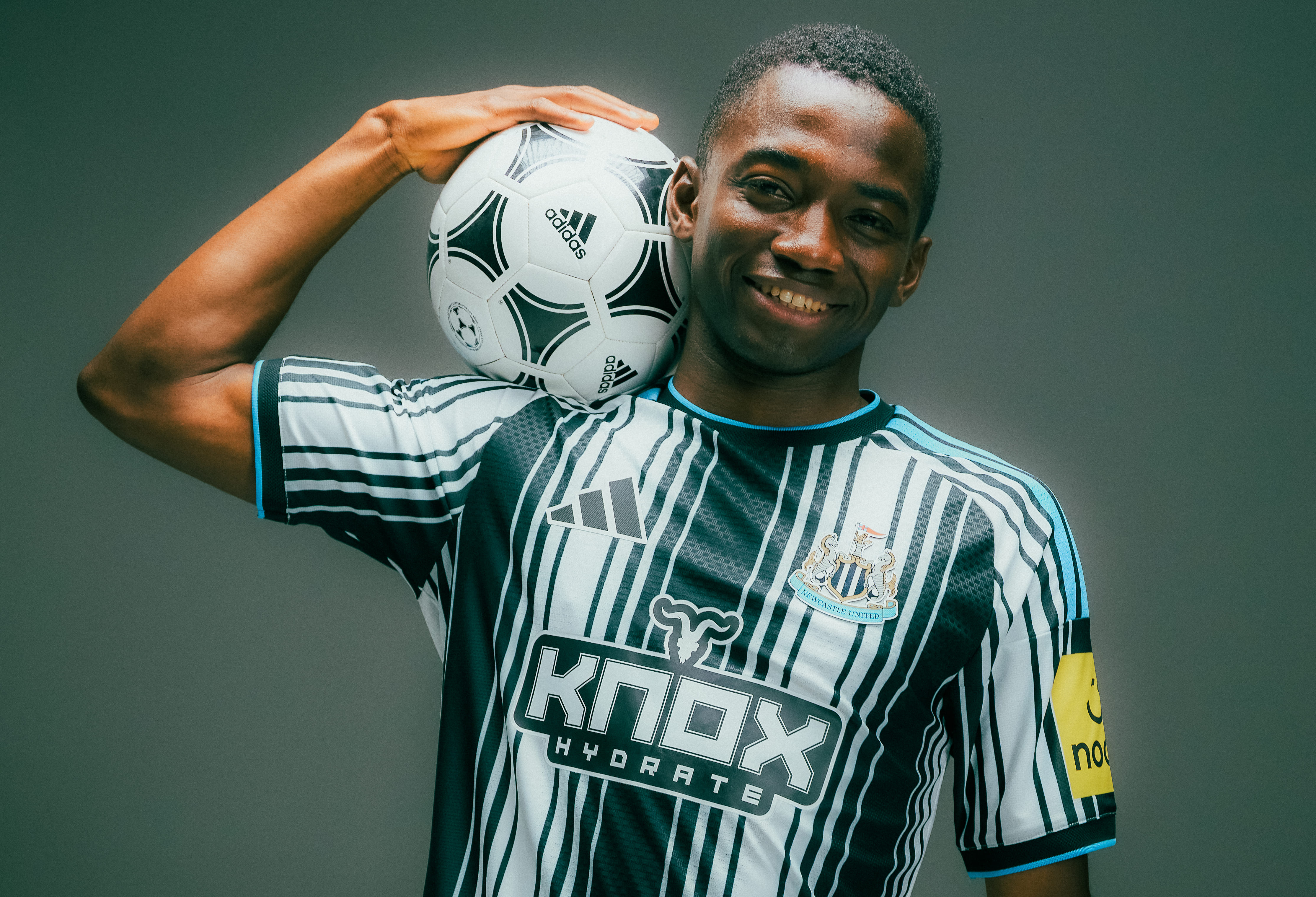 NUFC-Signing-04-07-264350_1-2-2-2.jpg