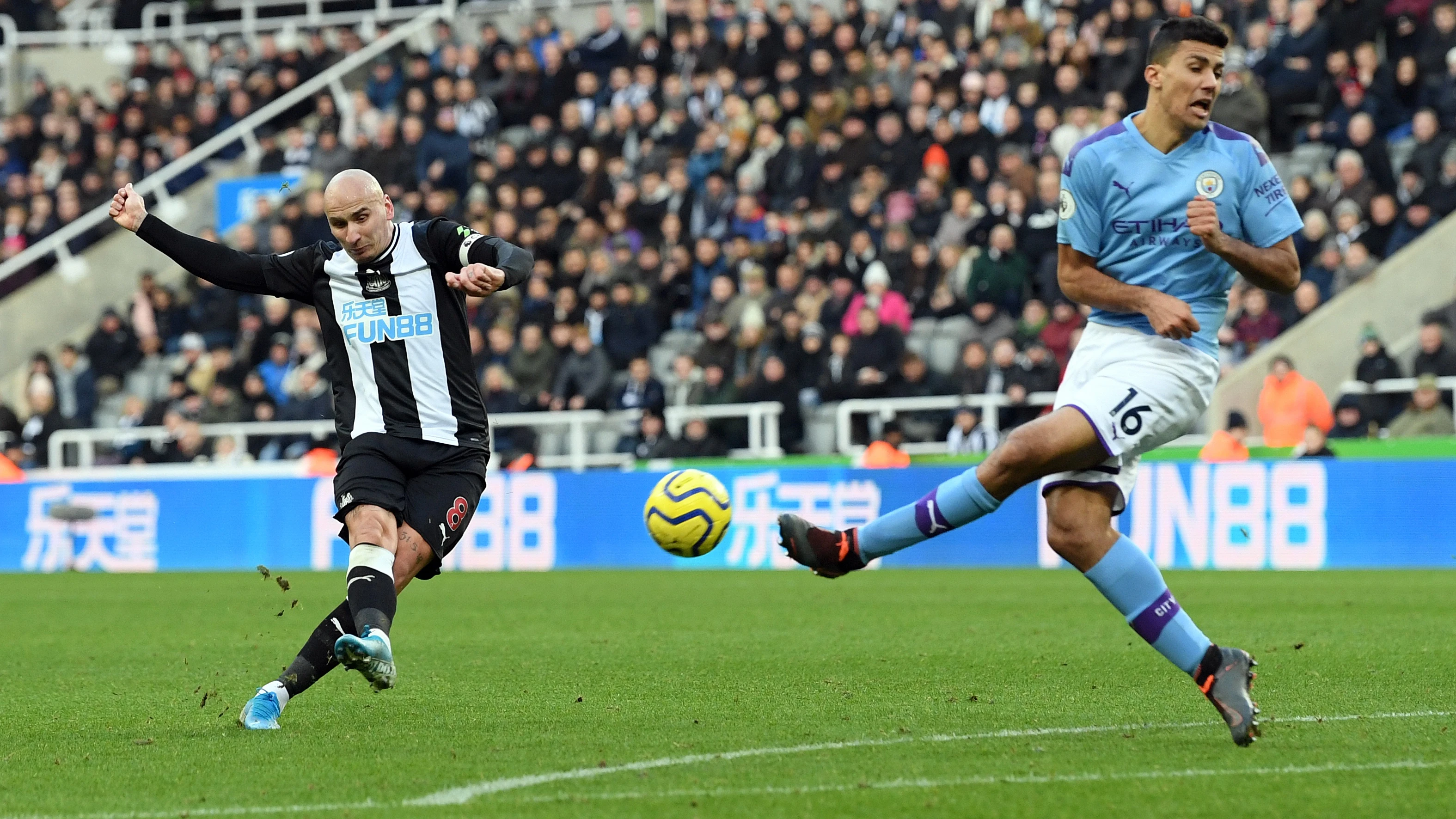 jonjo-shelvey-scores-man-city