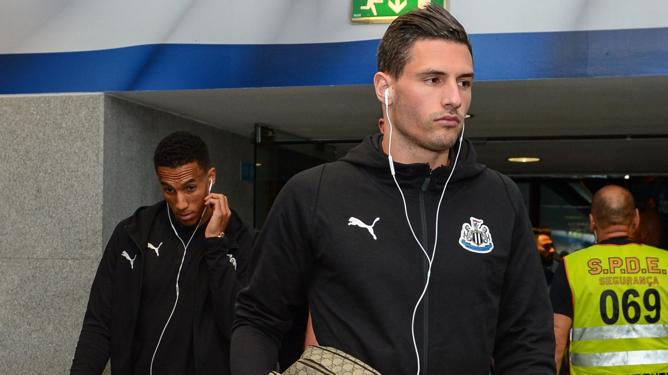 fabian-schar-porto-arrives