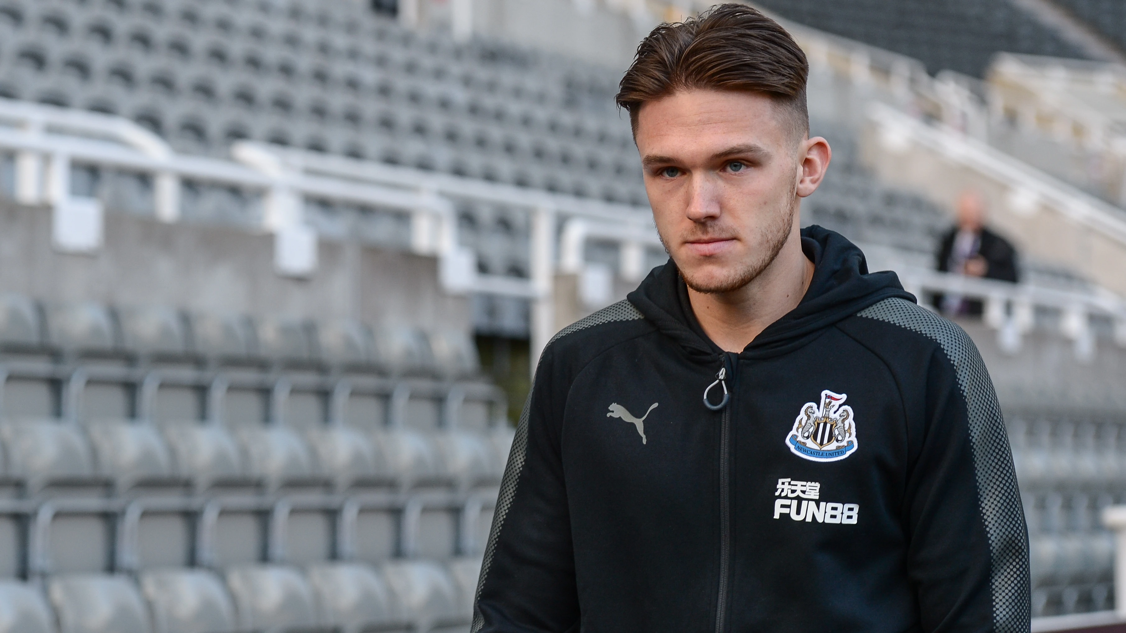 freddie-woodman-arrives-luton