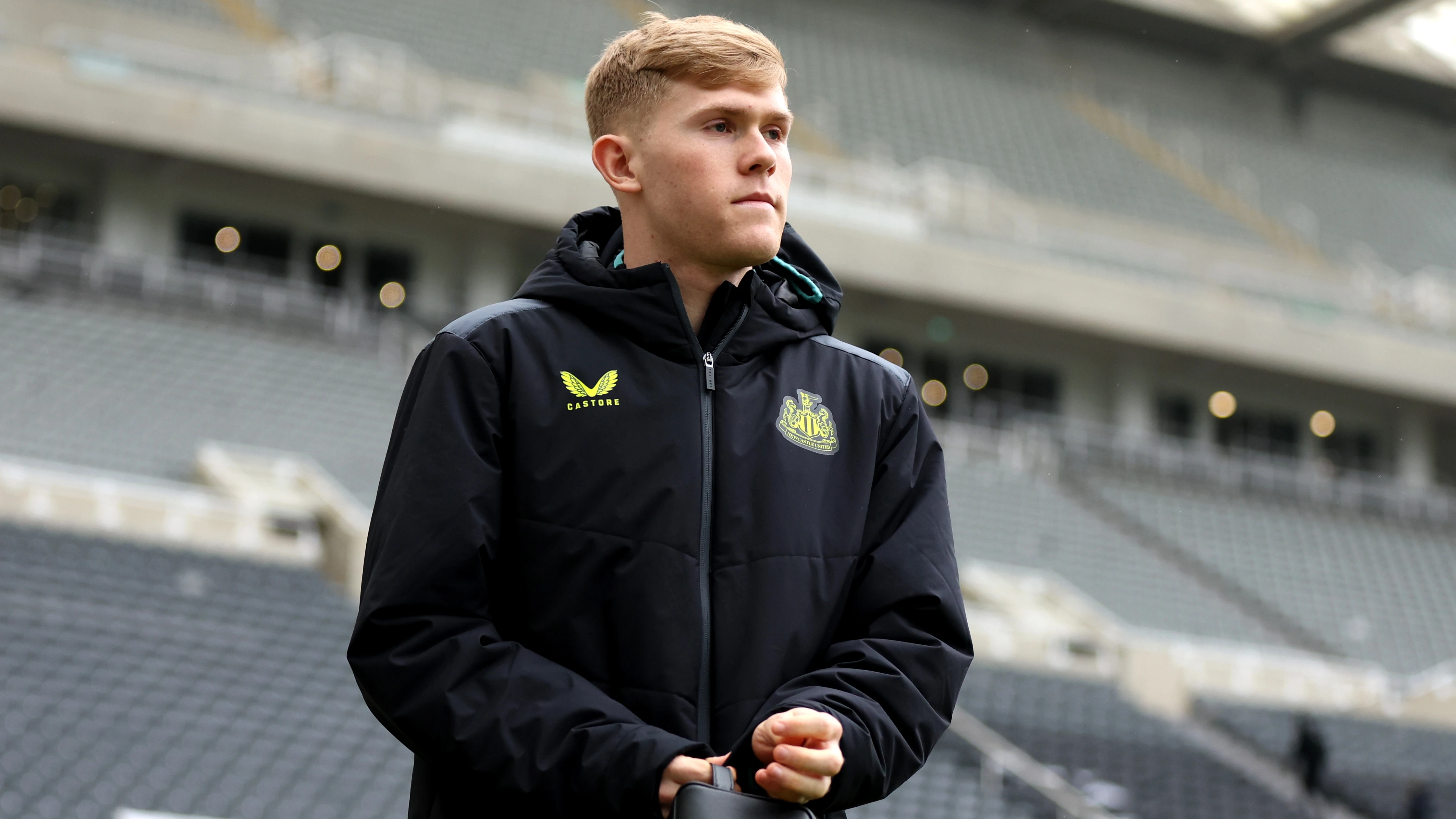 lewis-hall-arrives-everton