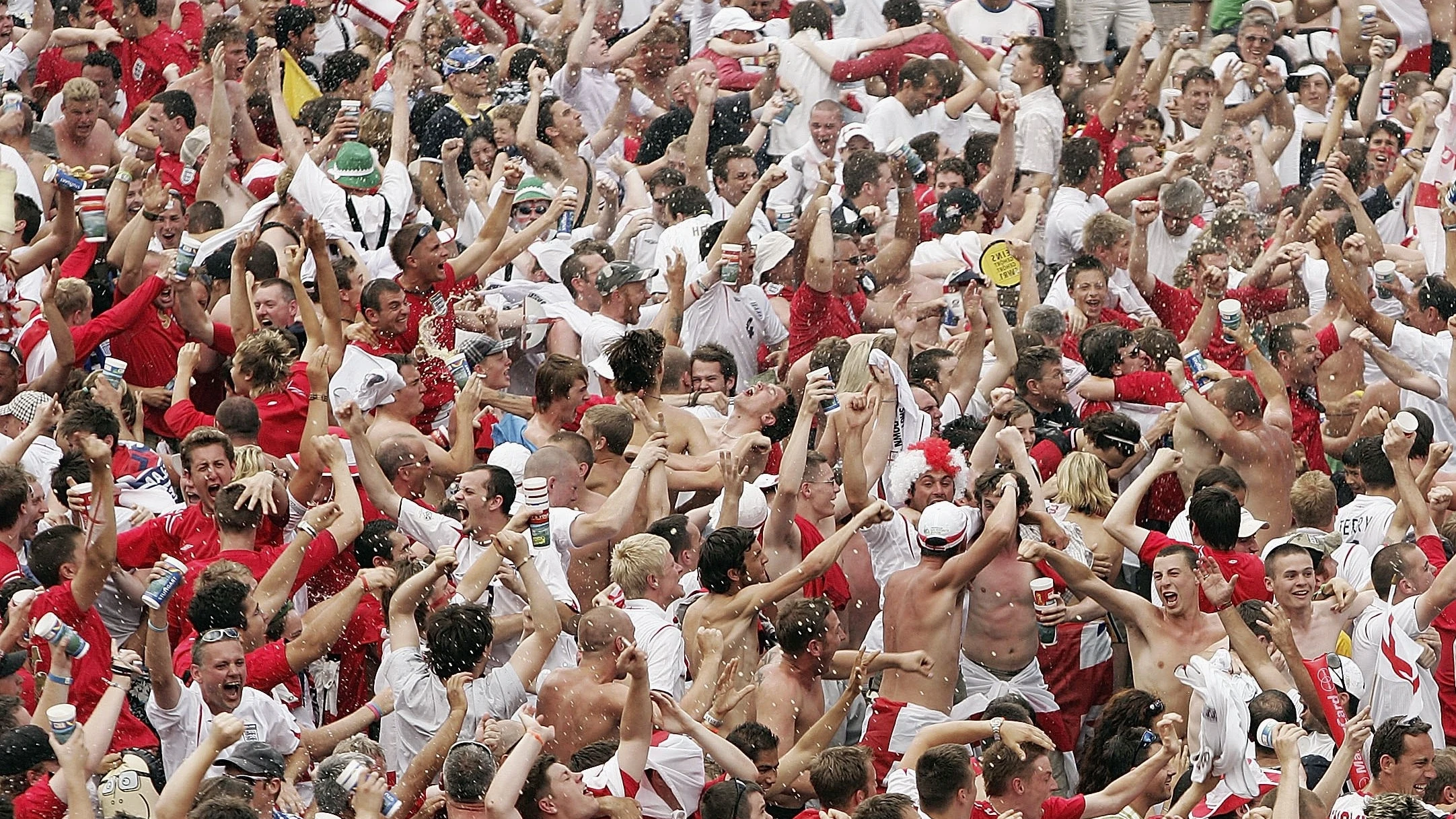 20210610-england-supporters