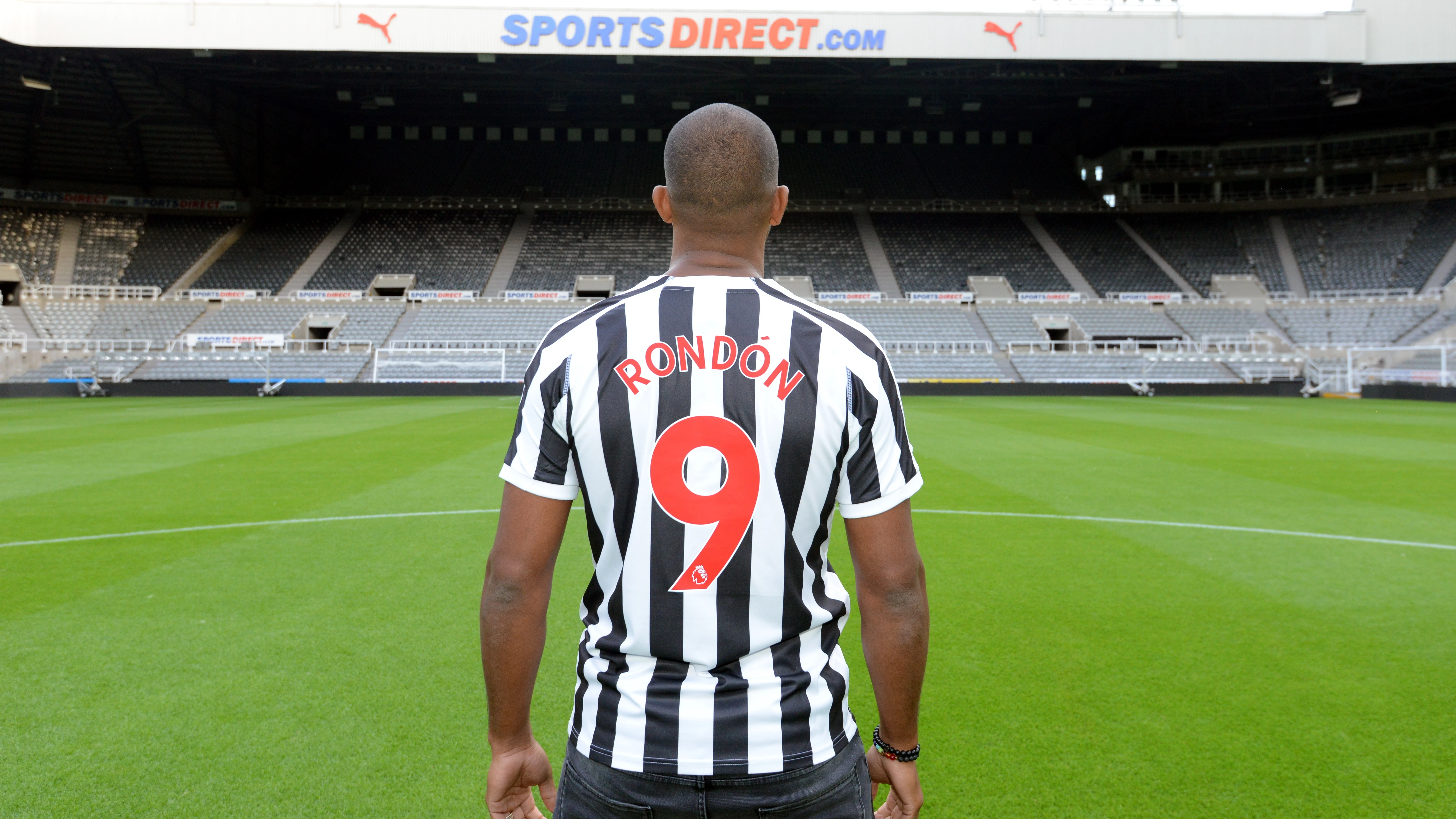 salomon-rondon-shirt-pitch