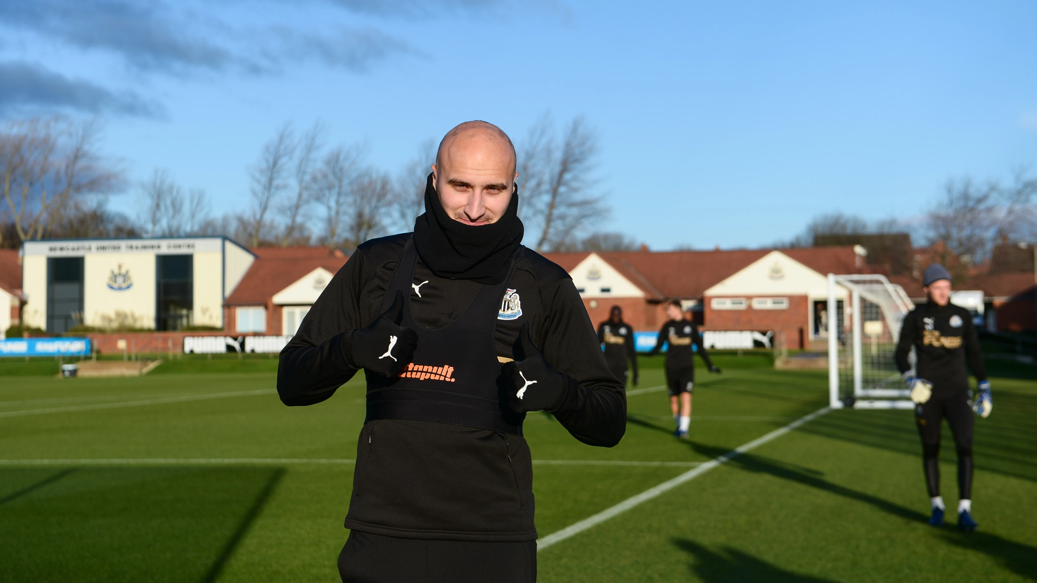 jonjo-shelvey-walk-out-training