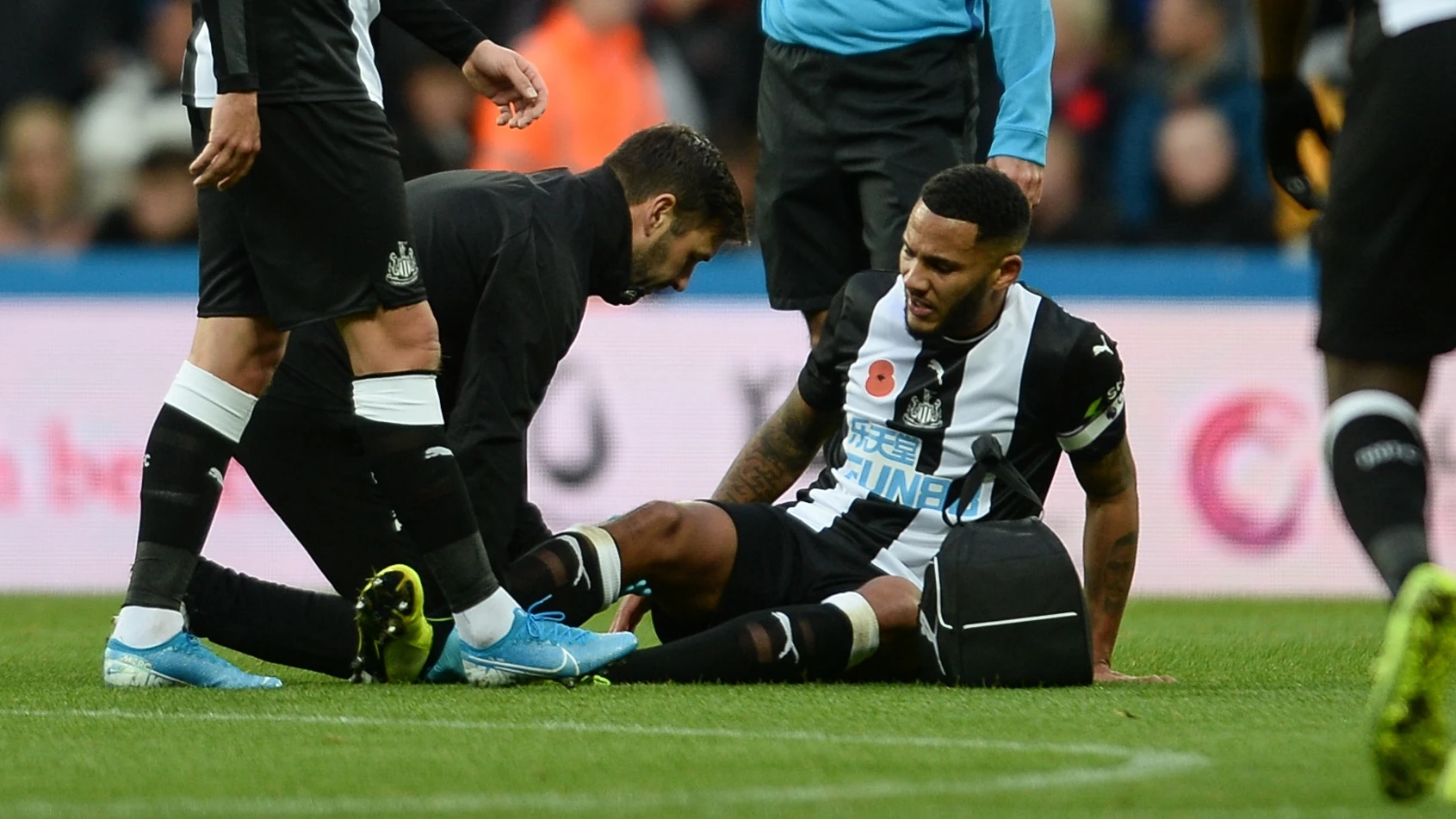 20191114-jamaal-lascelles-injured