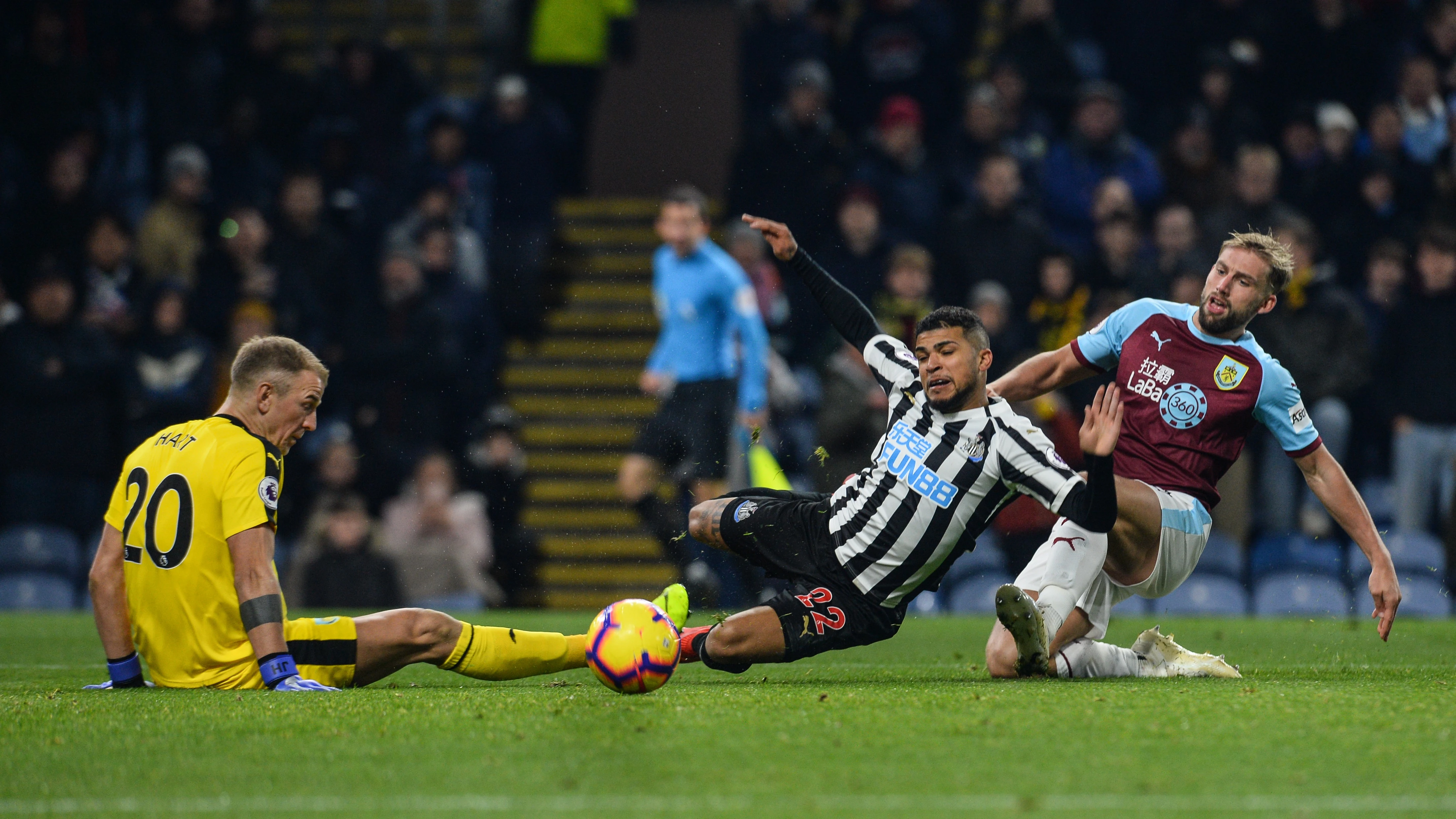 deandre-yedlin-burnley-turf-moor