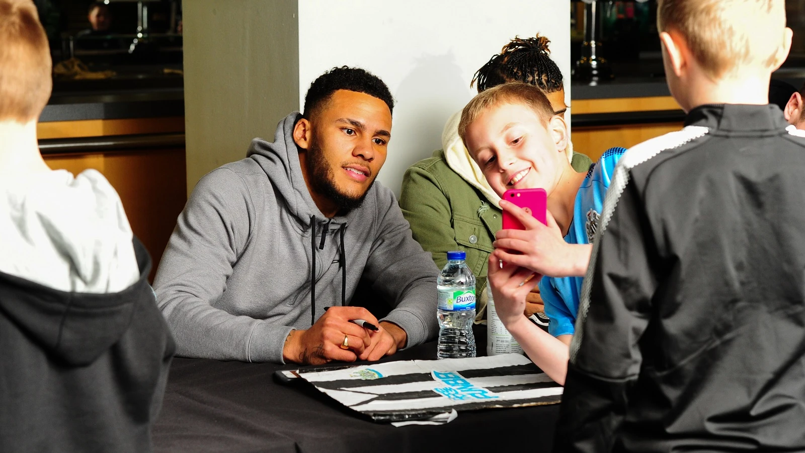 jamaal-lascelles-junior-magpies-signing-session