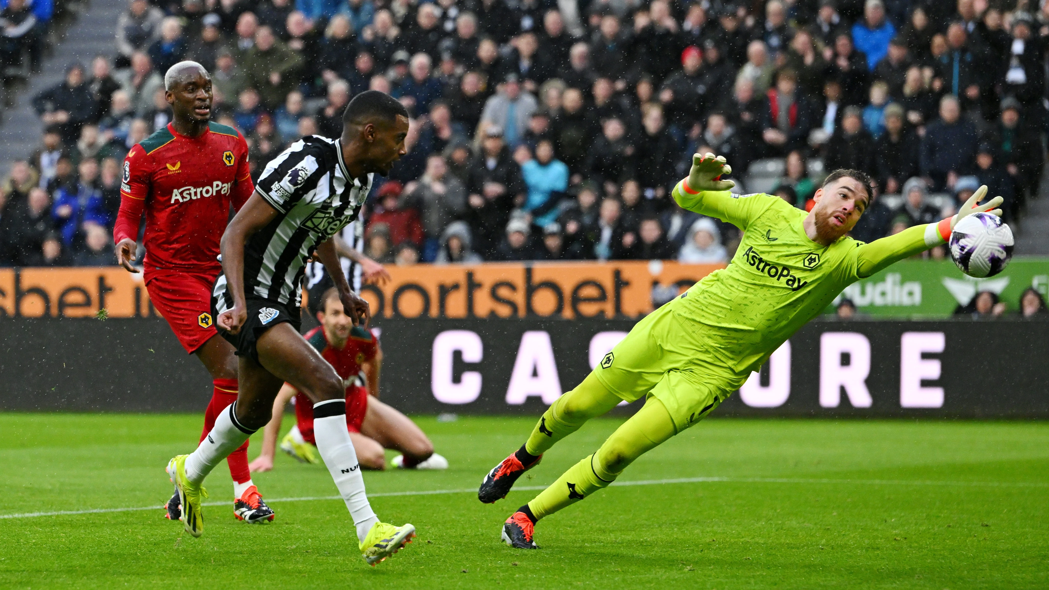 alexander-isak-scores-wolves