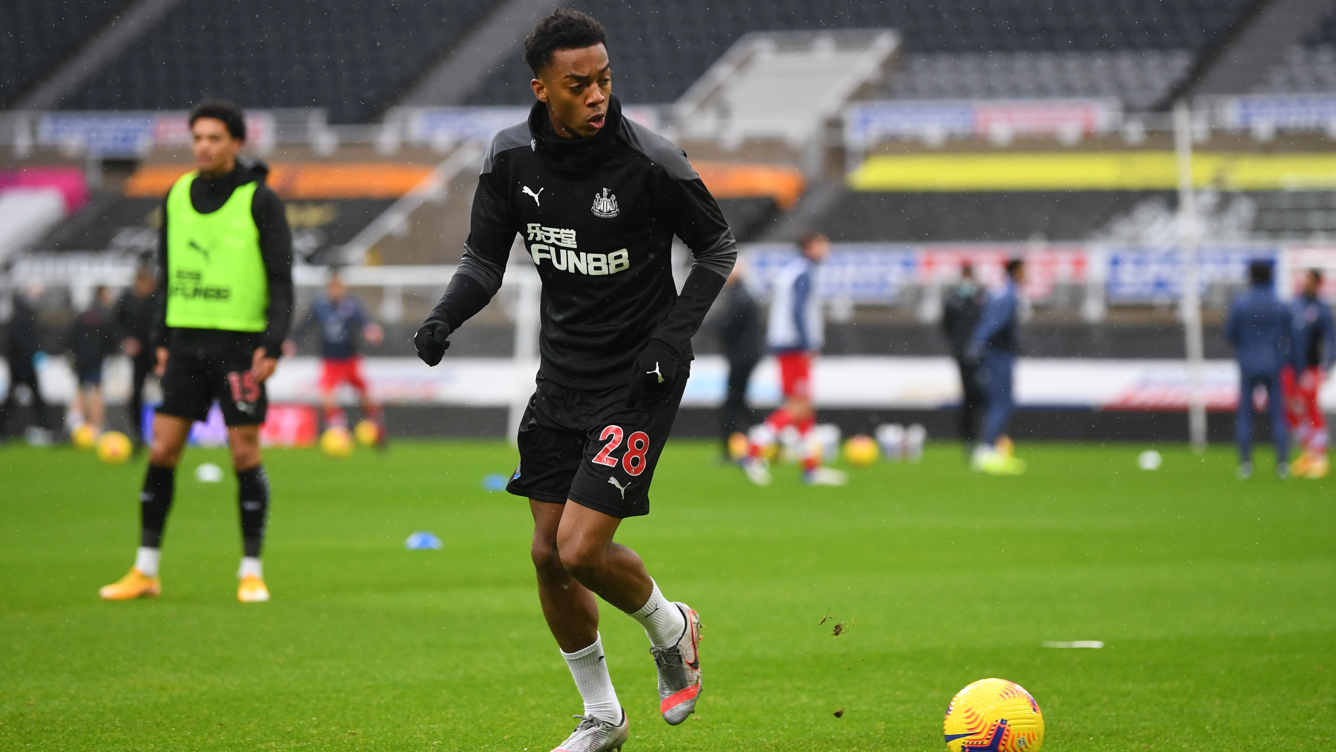 joe-willock-warm-up-southampton