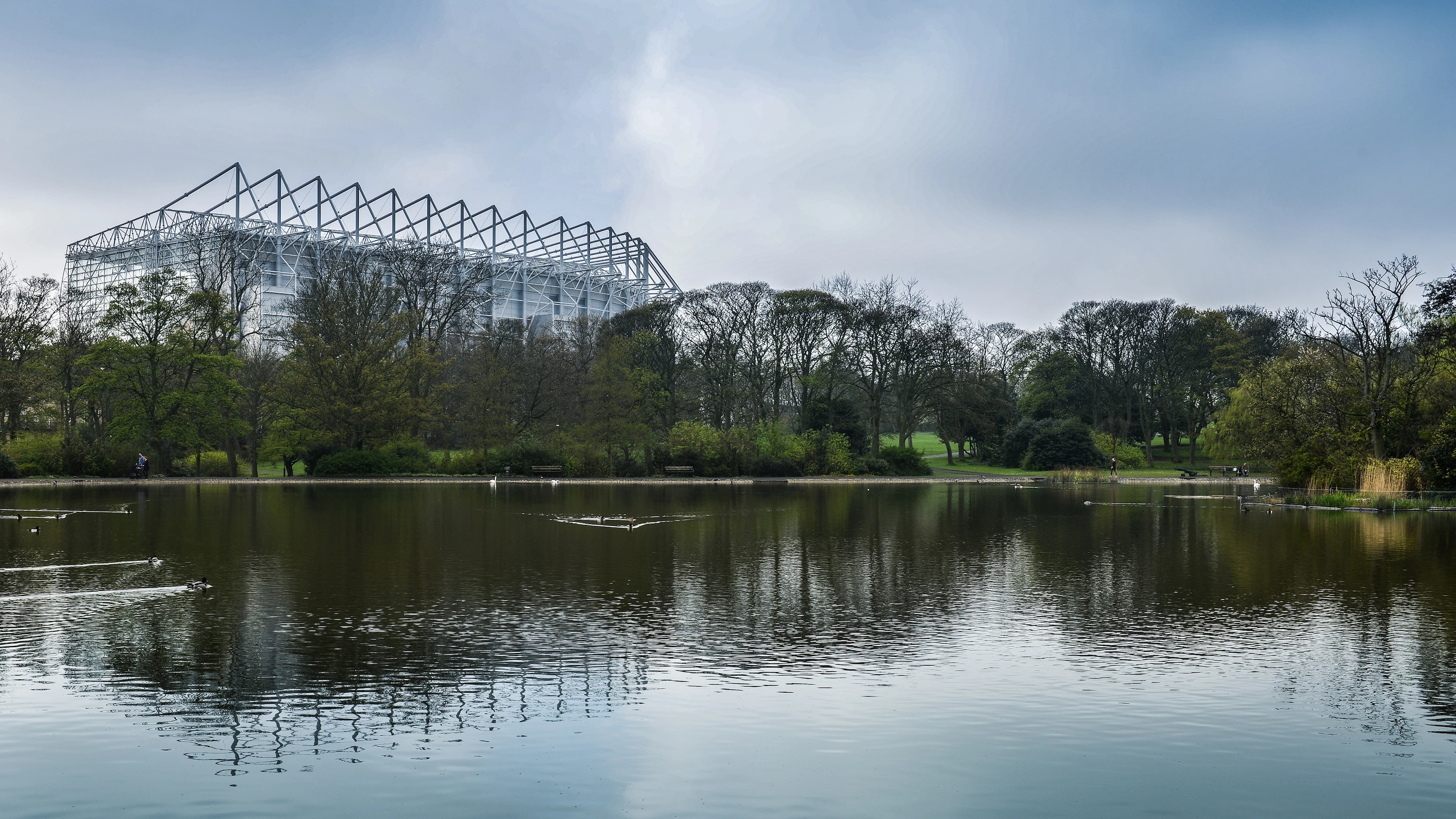 st-james-park-leazes-lake