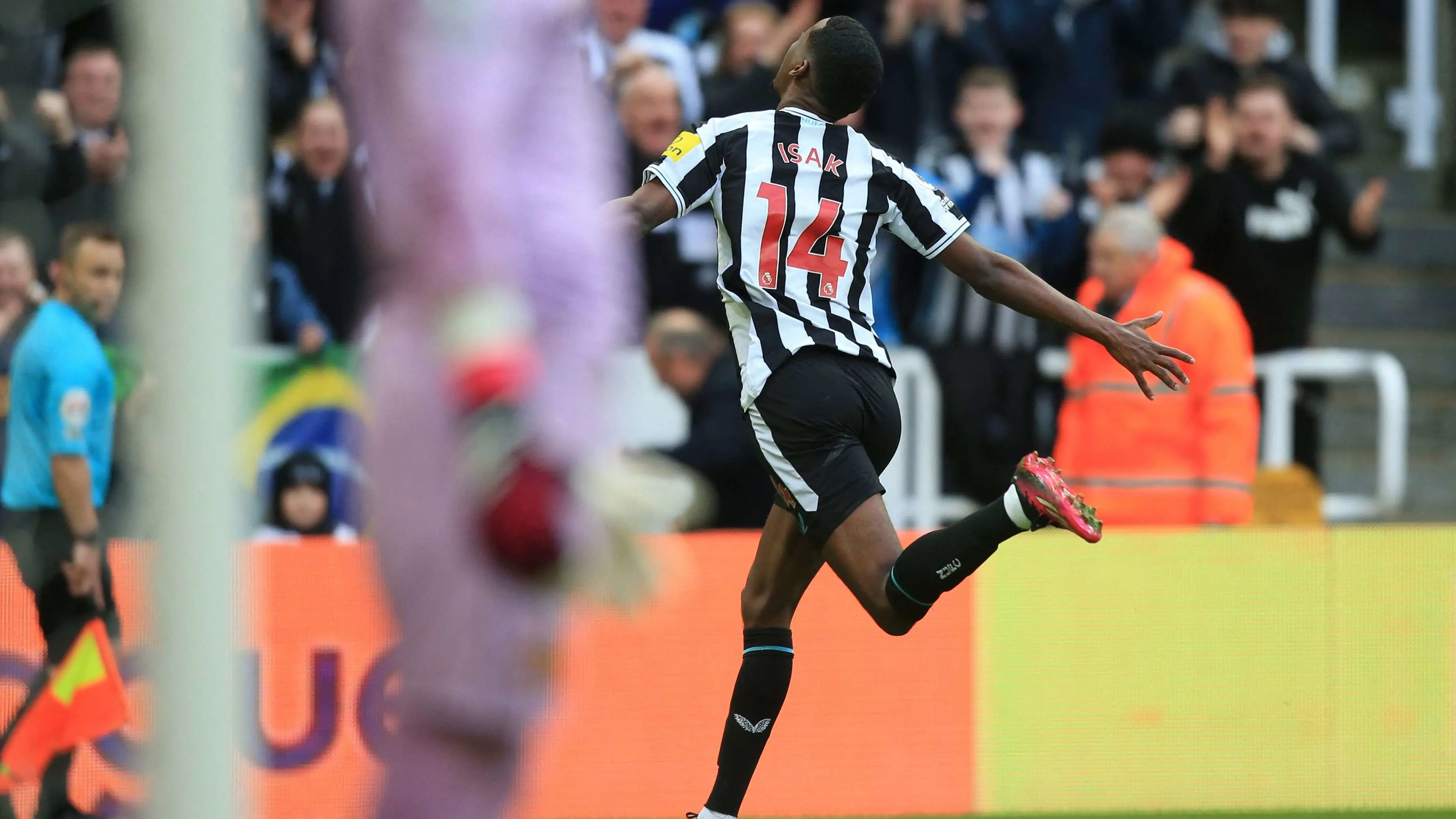 alexander-isak-runs-away-celebrating-wolves