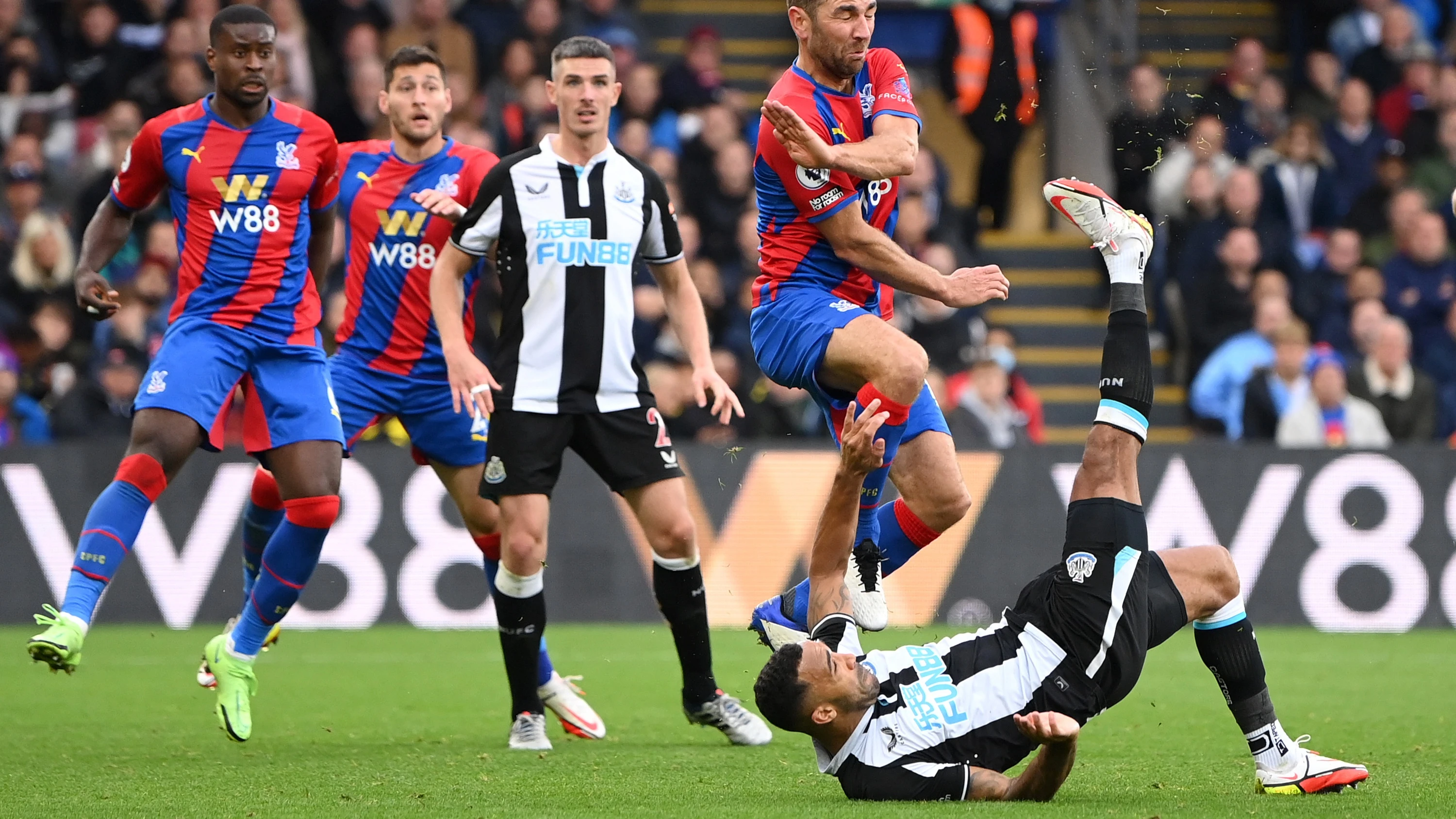 callum-wilson-overhead-kick-crystal-palace