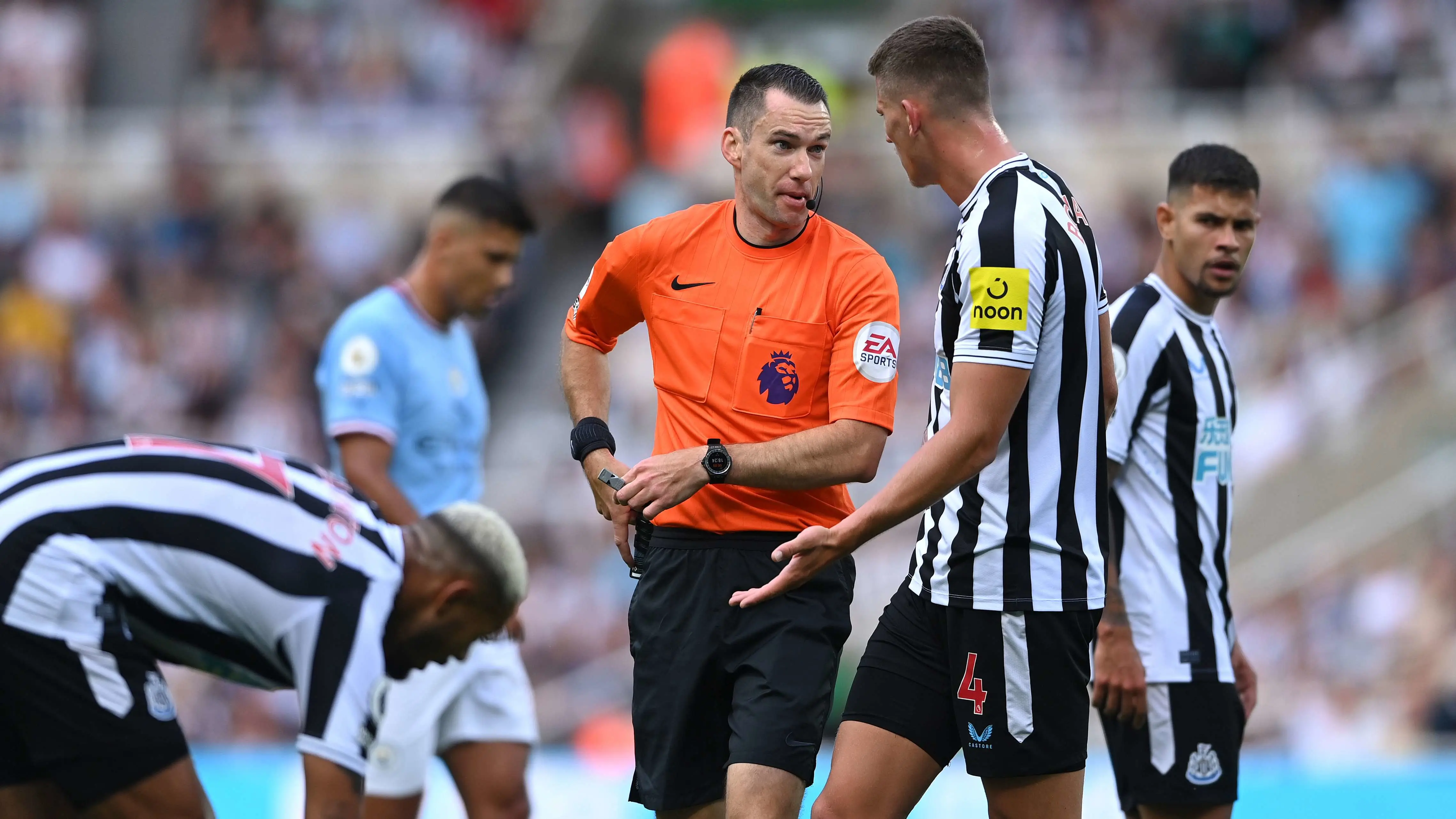 jarred-gillett-referee-man-city