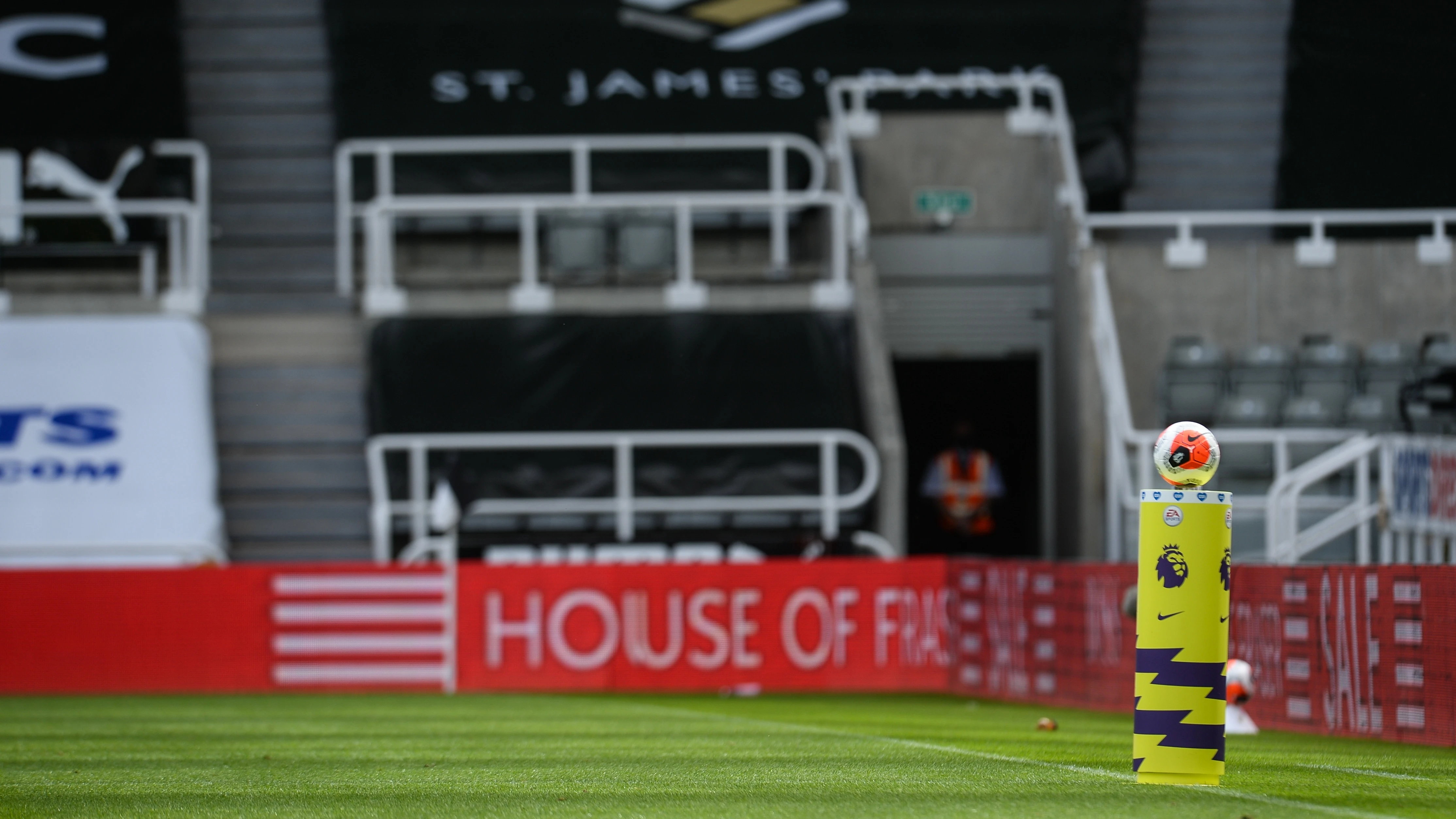 matchball-empty-stadium