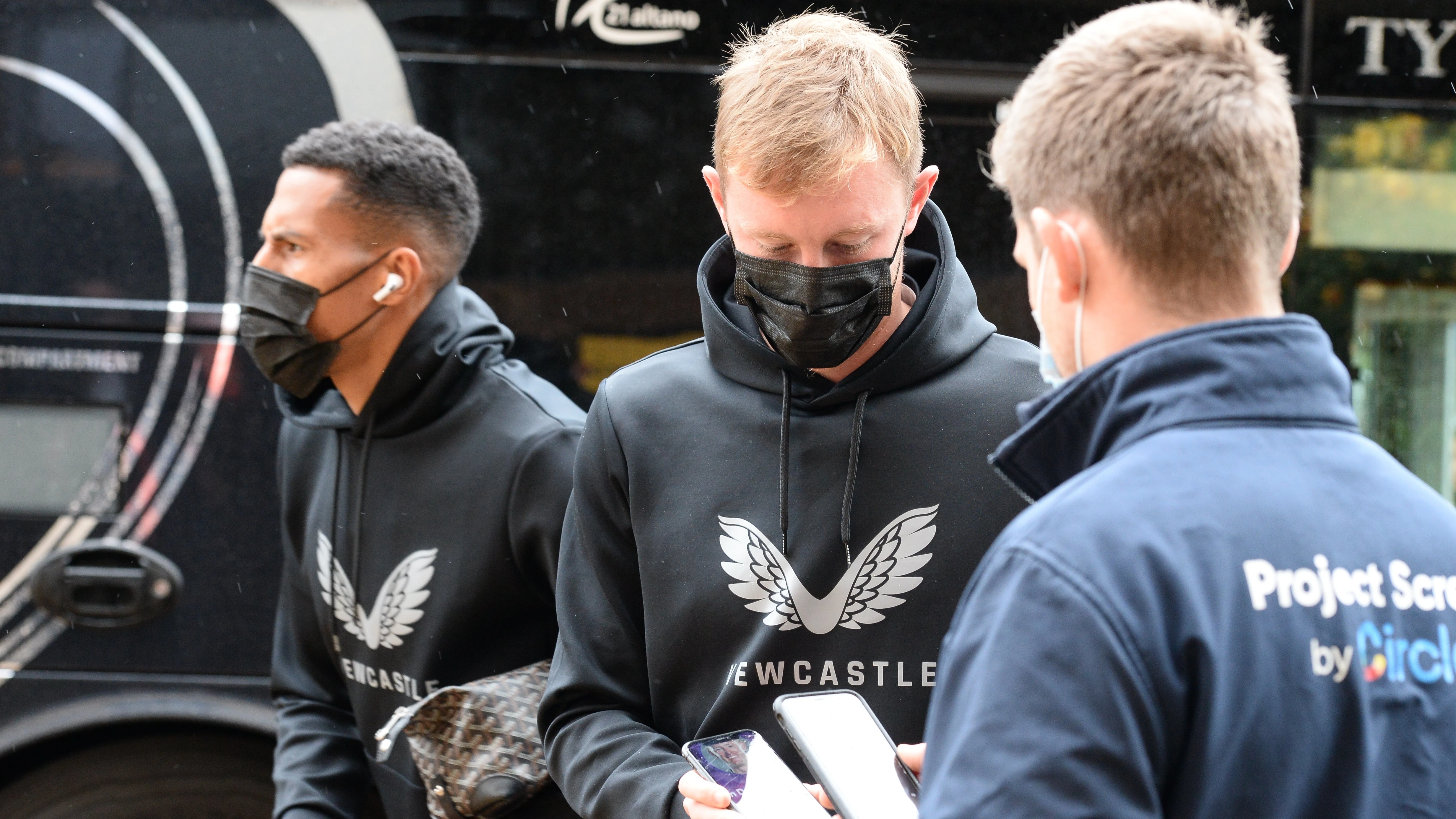 isaac-hayden-sean-longstaff-arrive-wolves