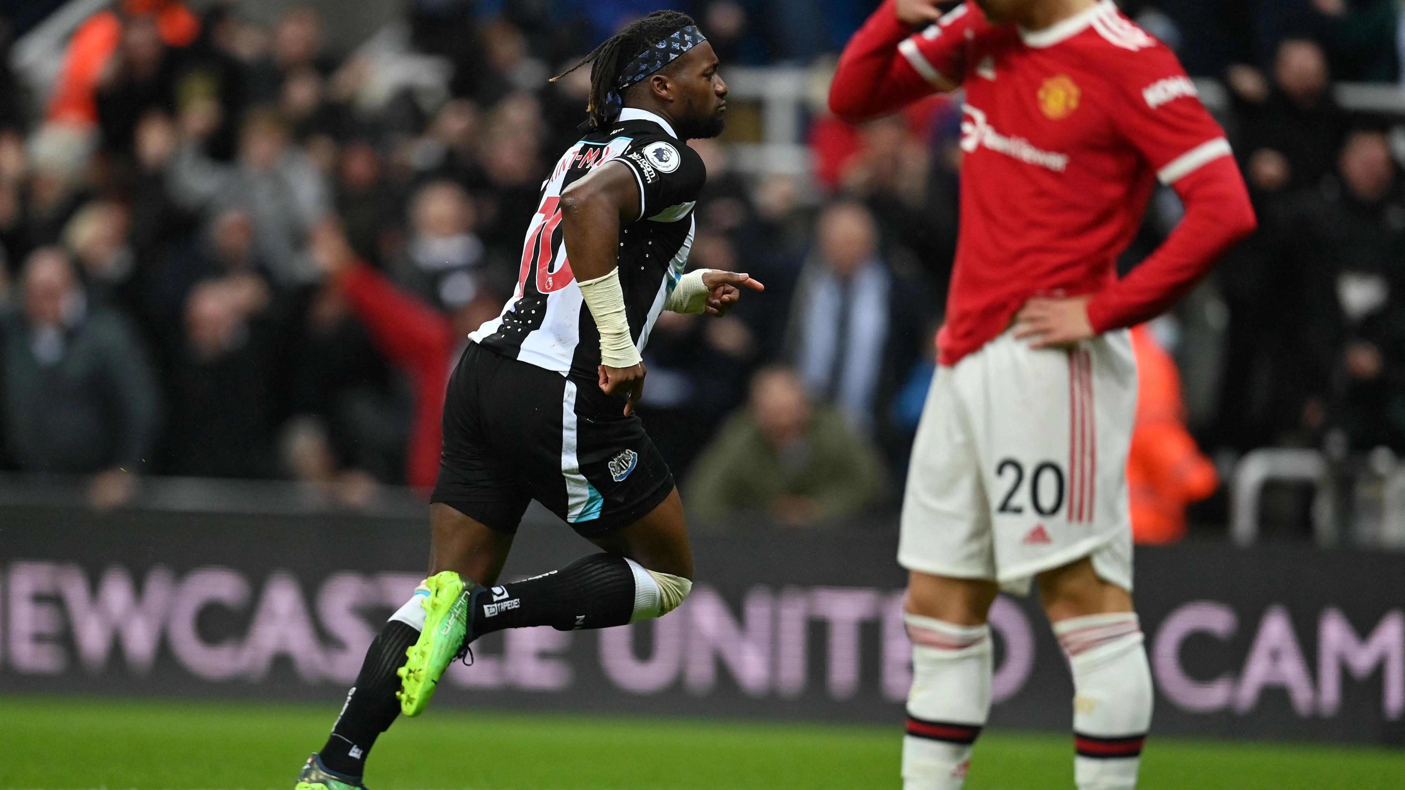 allan-saint-maximin-celebrates-man-united