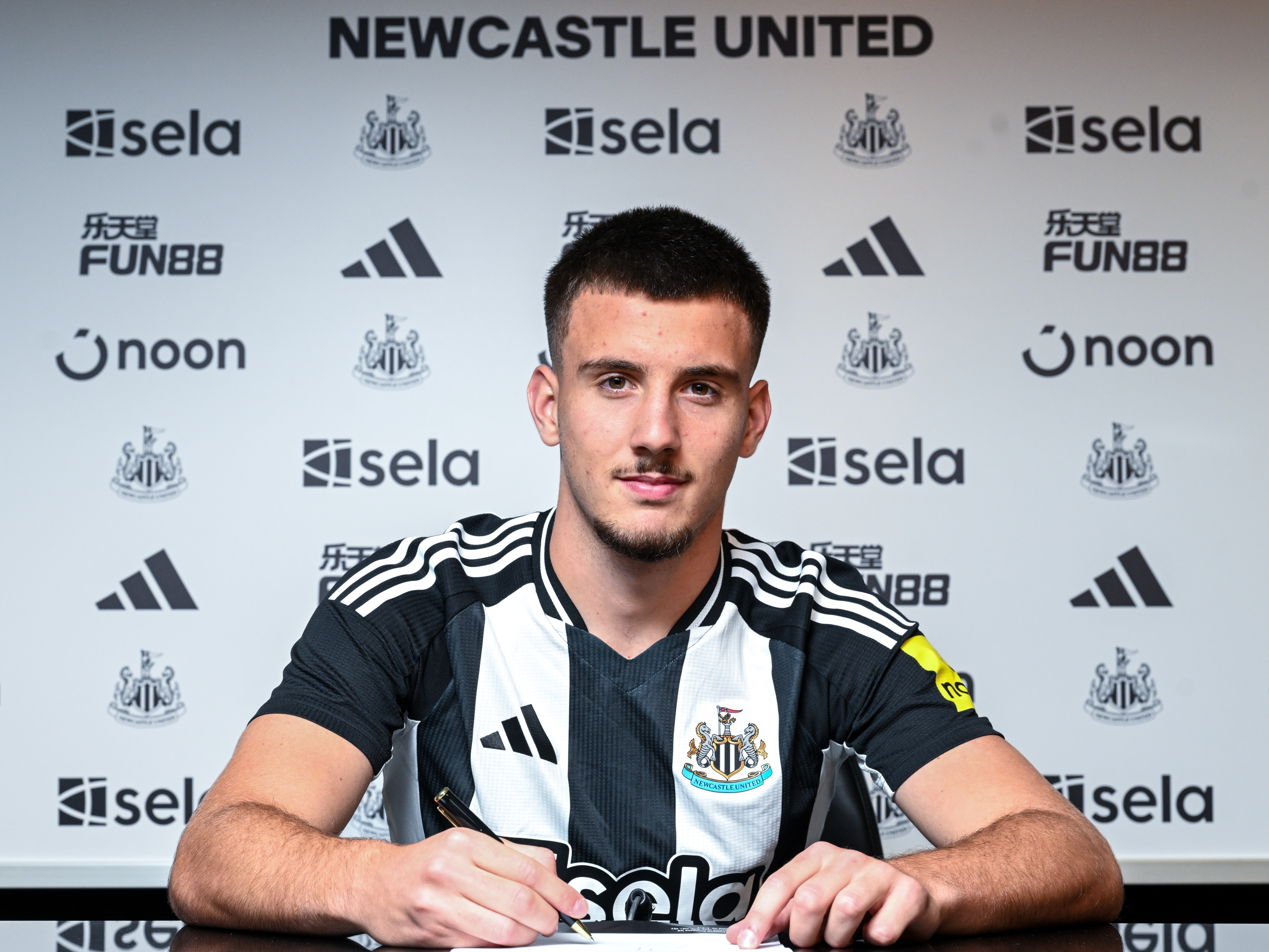Newcastle United sign Serbian defender Miodrag Pivaš Newcastle United