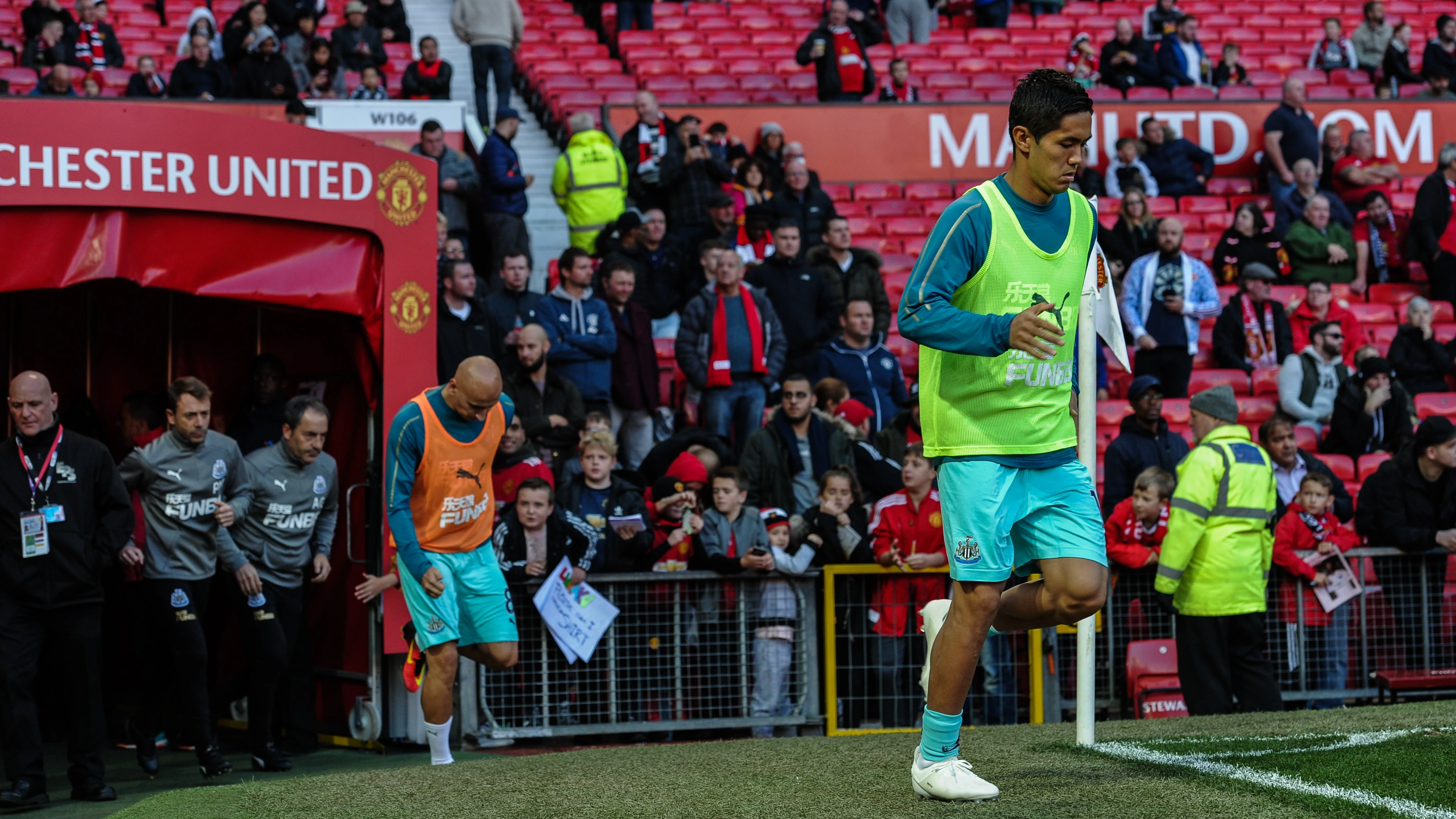 yoshinori-muto-warm-up-man-united