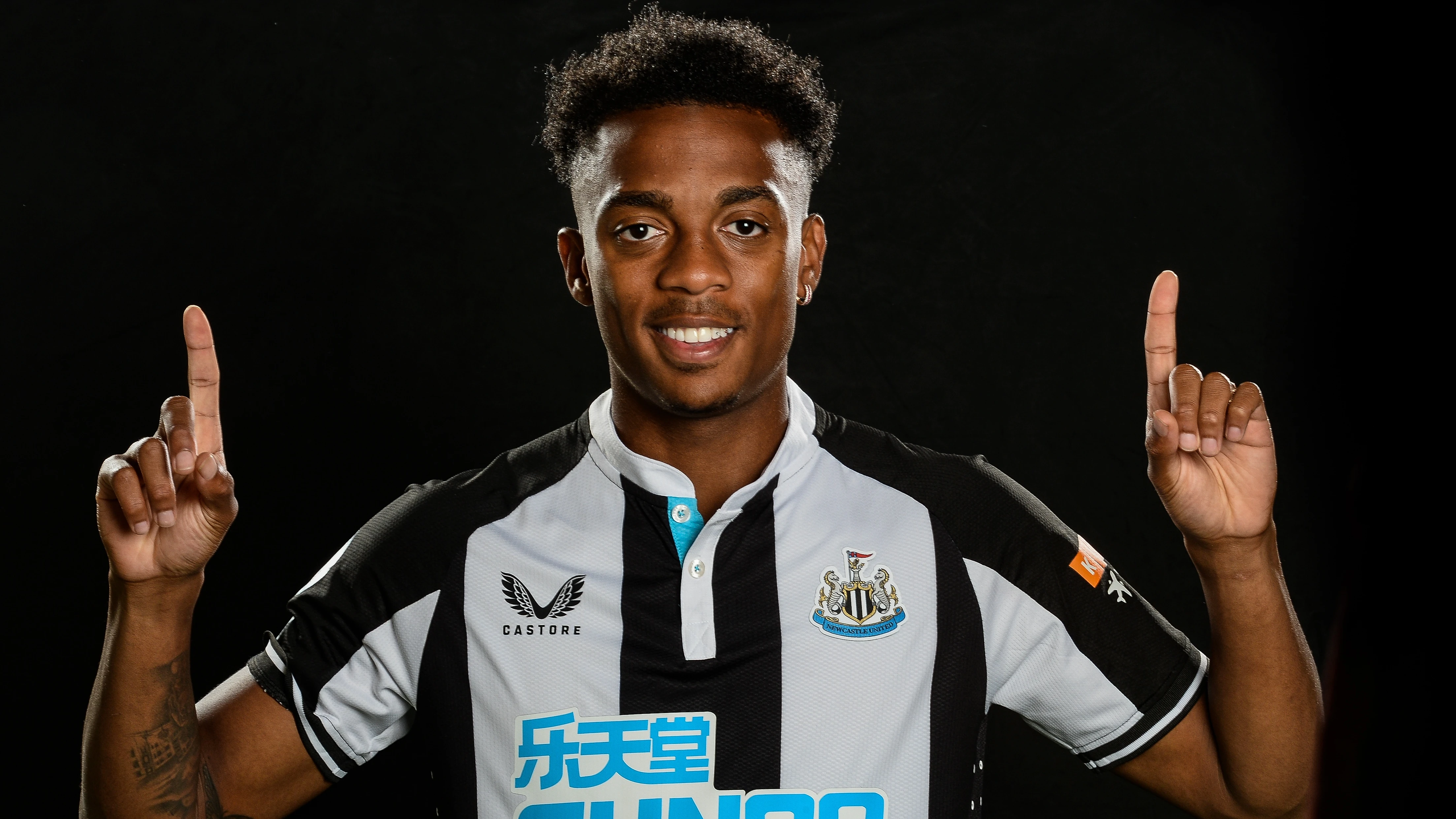 joe-willock-signs