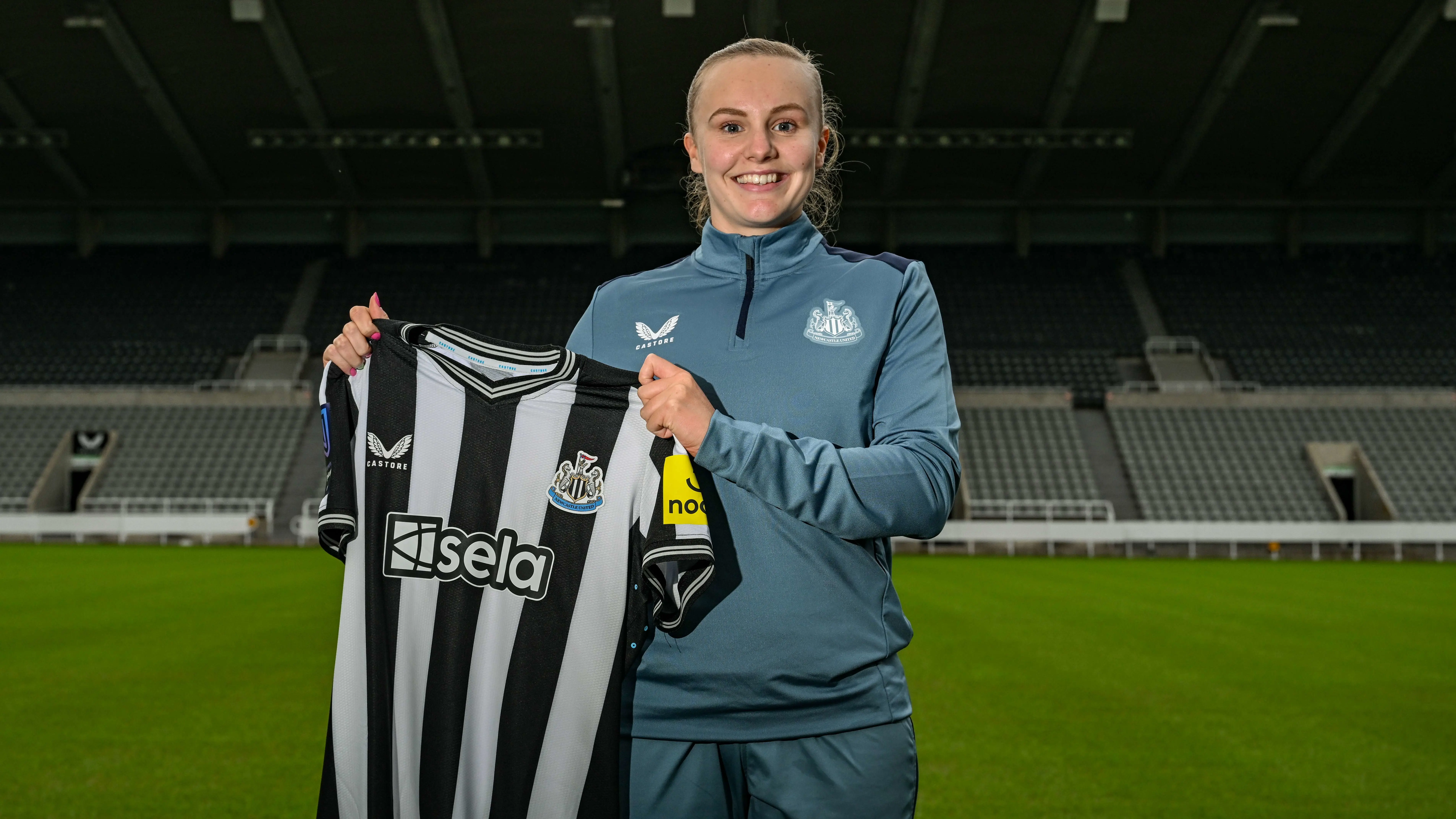 hannah-greenwood-signing