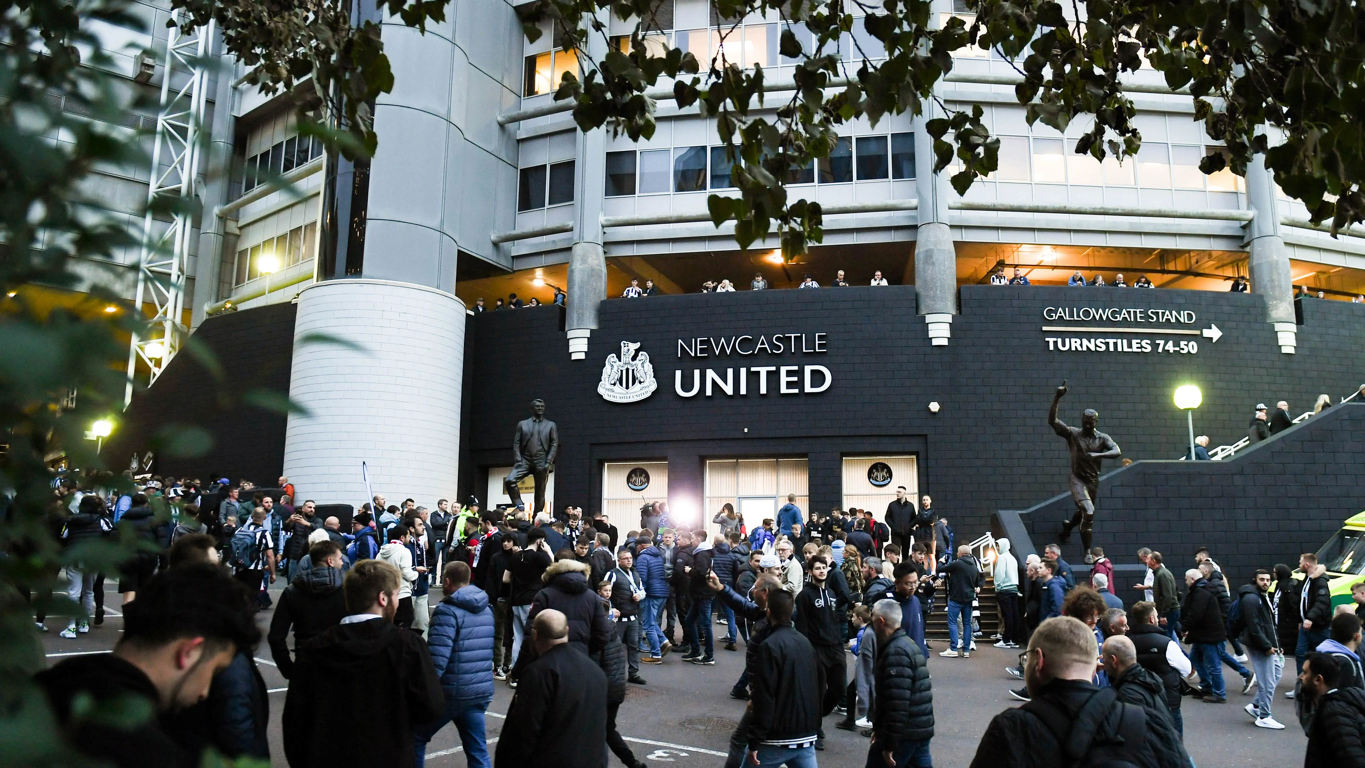 fans-arriving-stadium