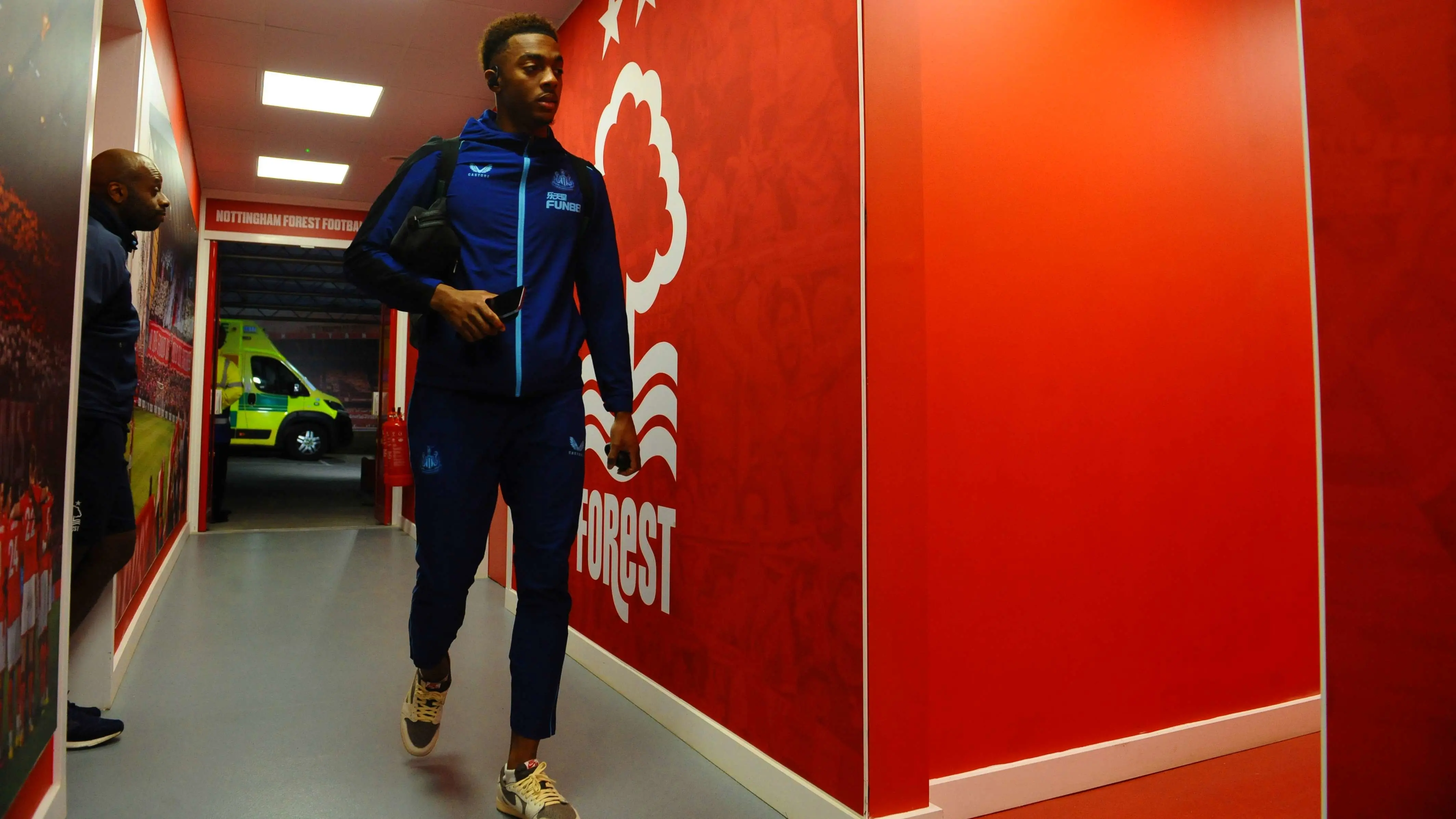 joe-willock-arrives-nottingham-forest