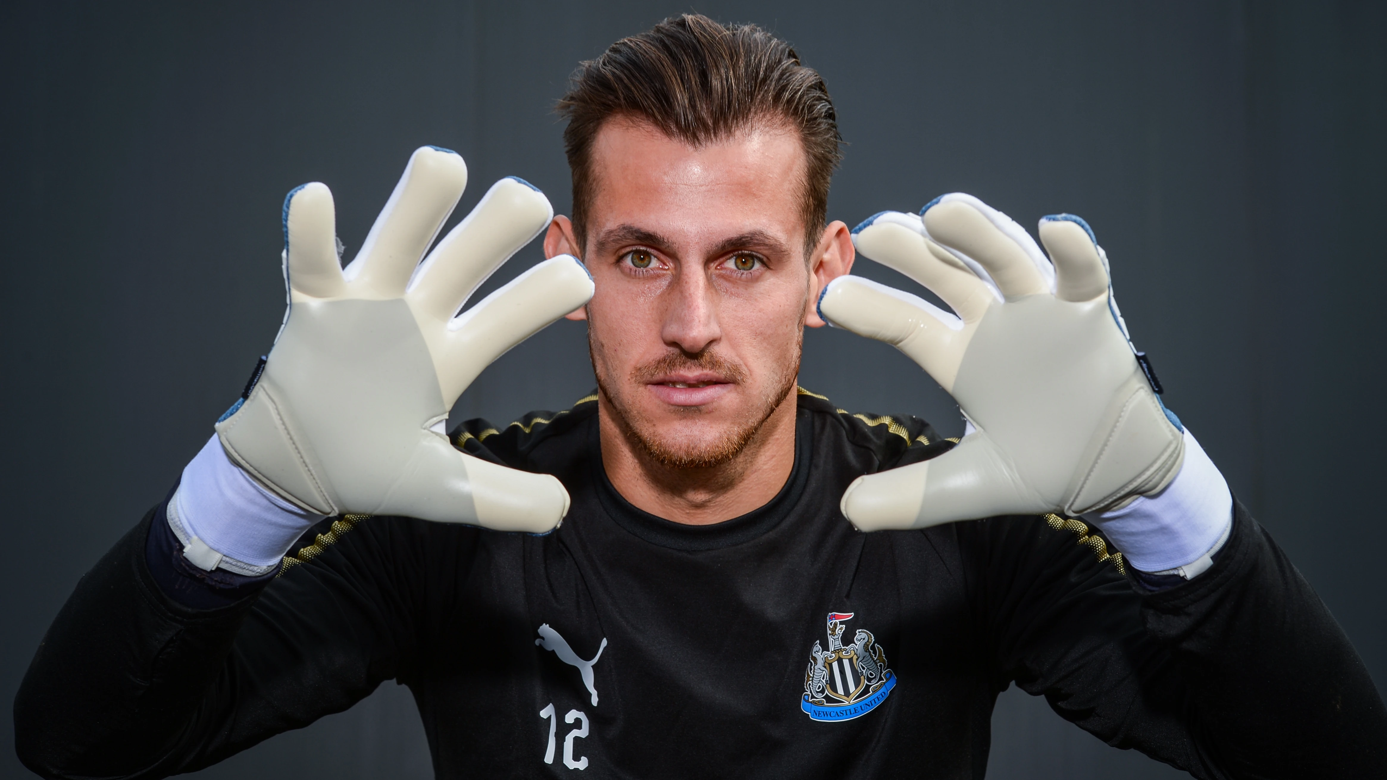 martin-dubravka-pose