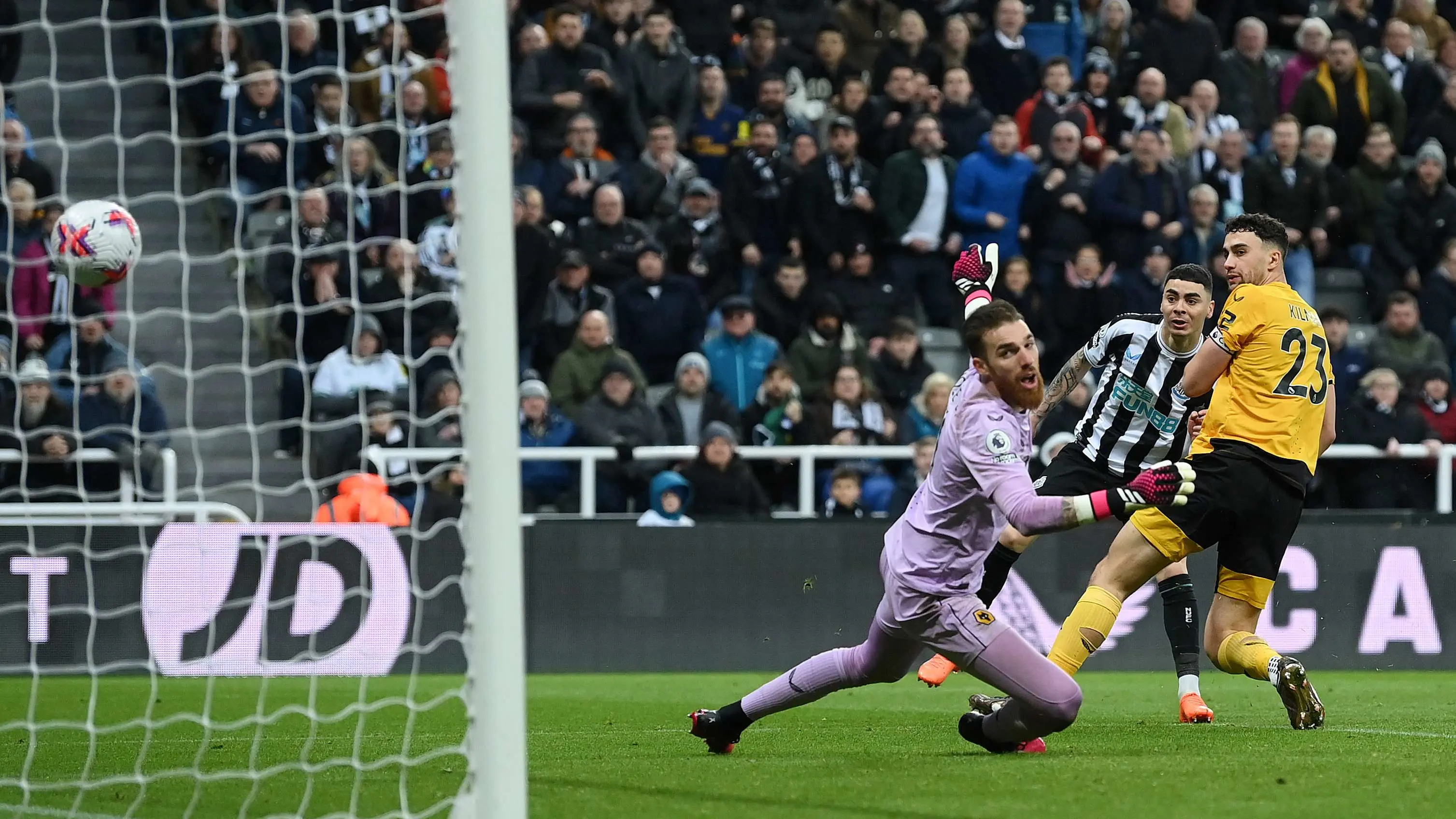 miguel-almiron-scores-wolves