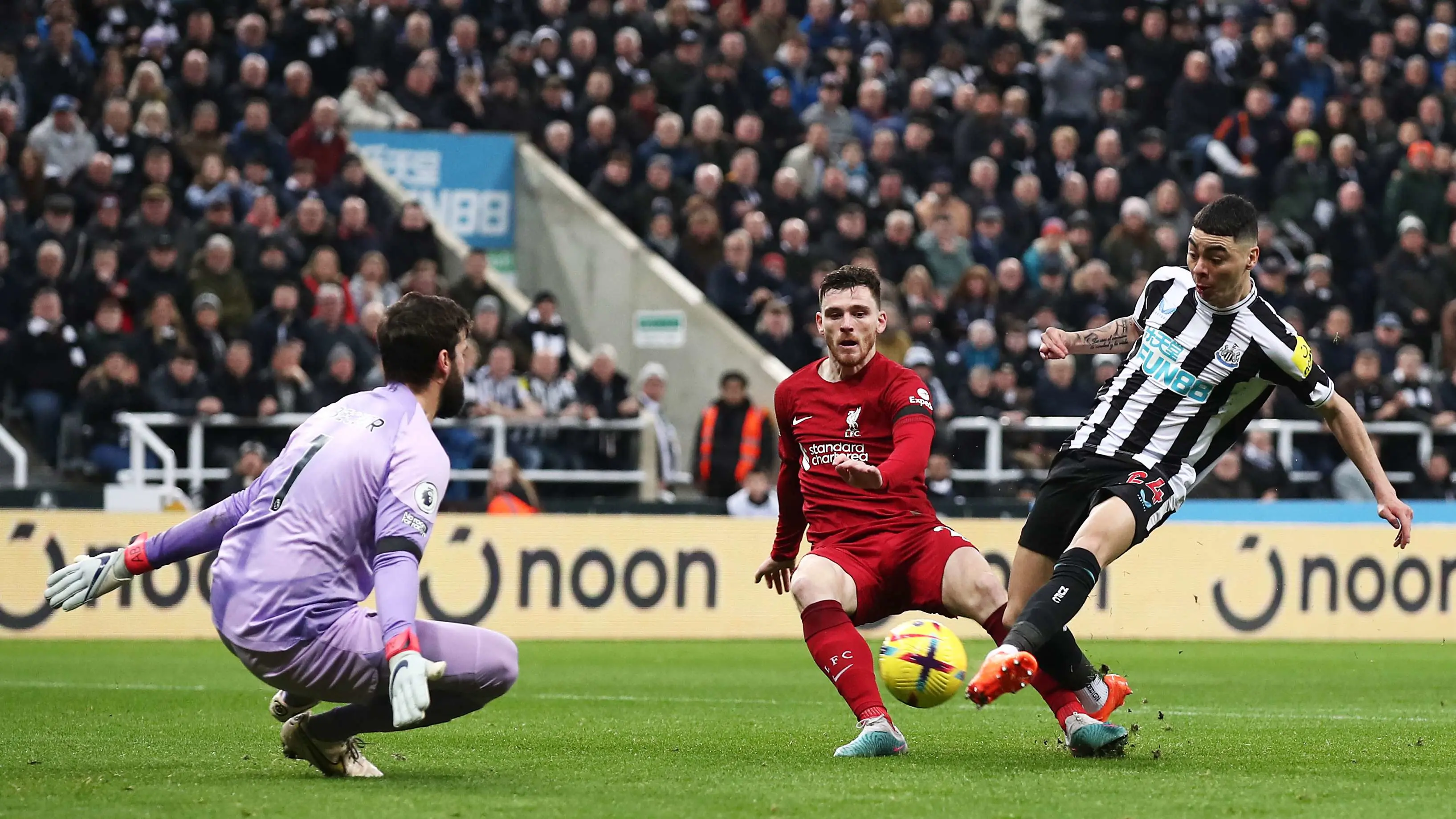 miguel-almiron-shoots-liverpool