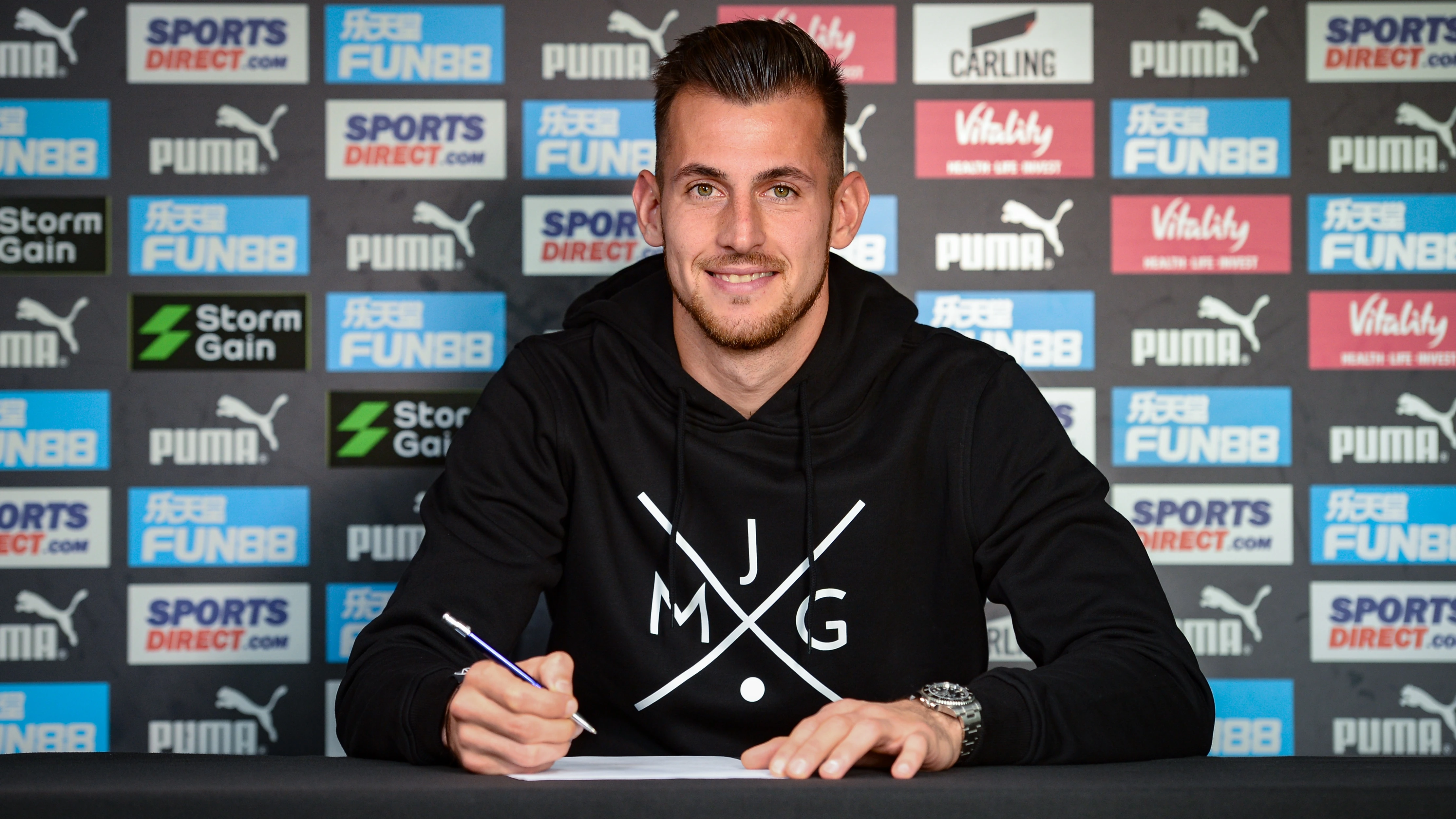 martin-dubravka-signs-new-contract